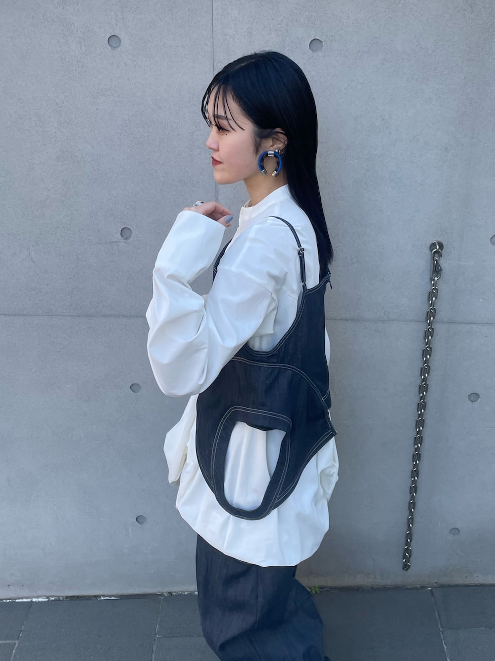 ブルー系のキャミソール、ブルー系のその他パンツ、ホワイト系のシャツ/ブラウスを着用したレディースの冬コーディネートの3枚目の写真