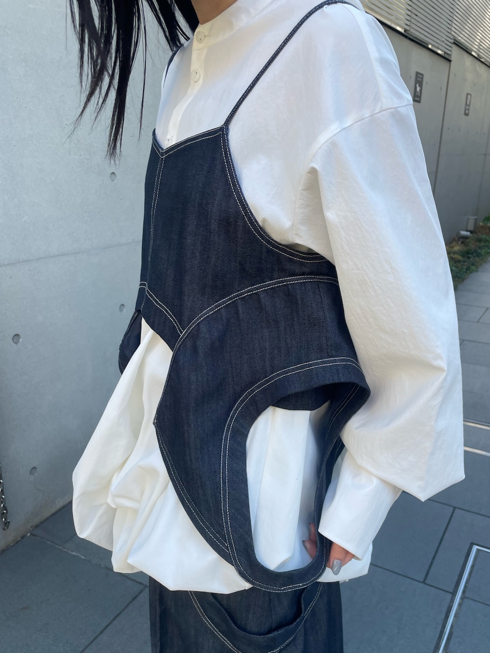 ブルー系のキャミソール、ブルー系のその他パンツ、ホワイト系のシャツ/ブラウスを着用したレディースの冬コーディネートの4枚目の写真