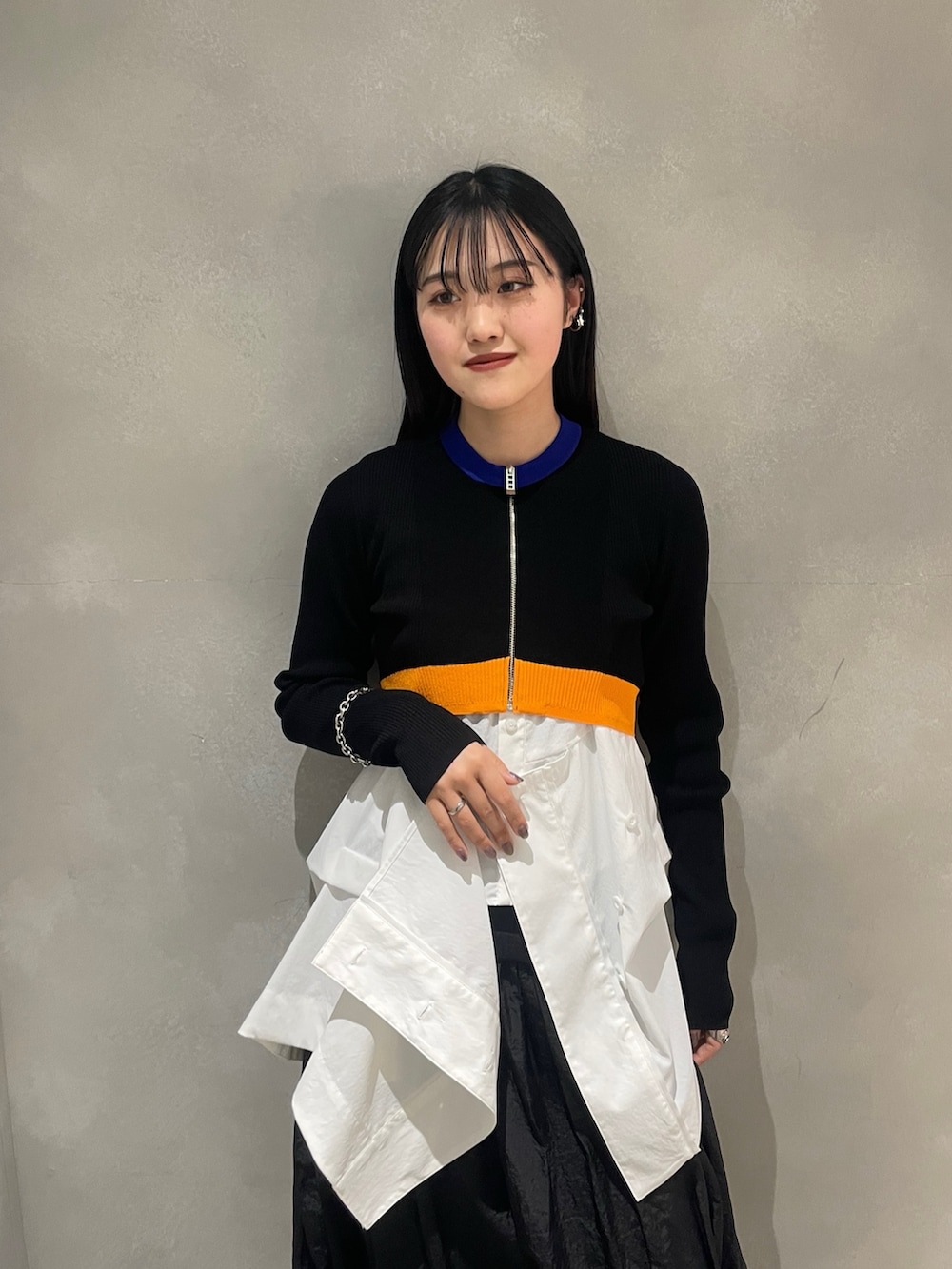 ブラック系のカーディガン/ボレロ、ホワイト系のシャツ/ブラウス、ブラック系のスカートを着用したレディースの春コーディネートの4枚目の写真