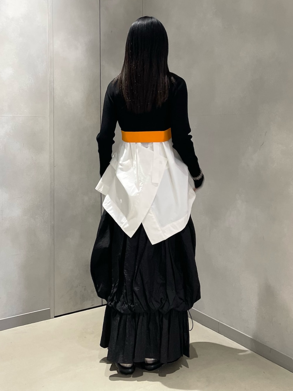 ブラック系のカーディガン/ボレロ、ホワイト系のシャツ/ブラウス、ブラック系のスカートを着用したレディースの春コーディネートの3枚目の写真