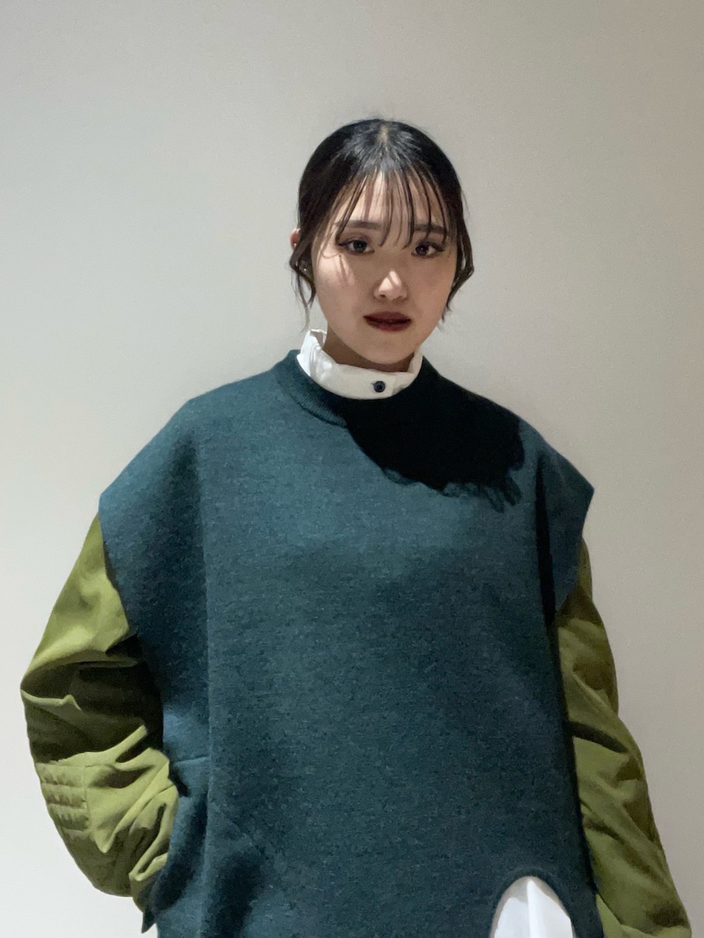 グリーン系のニット/セーター、その他のシャツ/ブラウス、ブラック系のハンドバッグを着用したレディースの秋コーディネートの3枚目の写真