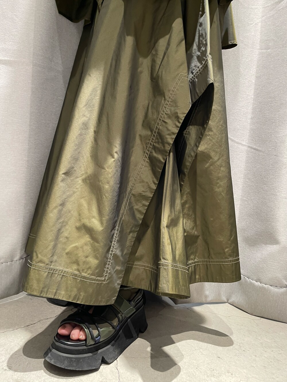 グリーン系のスカート、その他のタンクトップ、グリーン系のサンダルを着用したレディースの春コーディネートの7枚目の写真