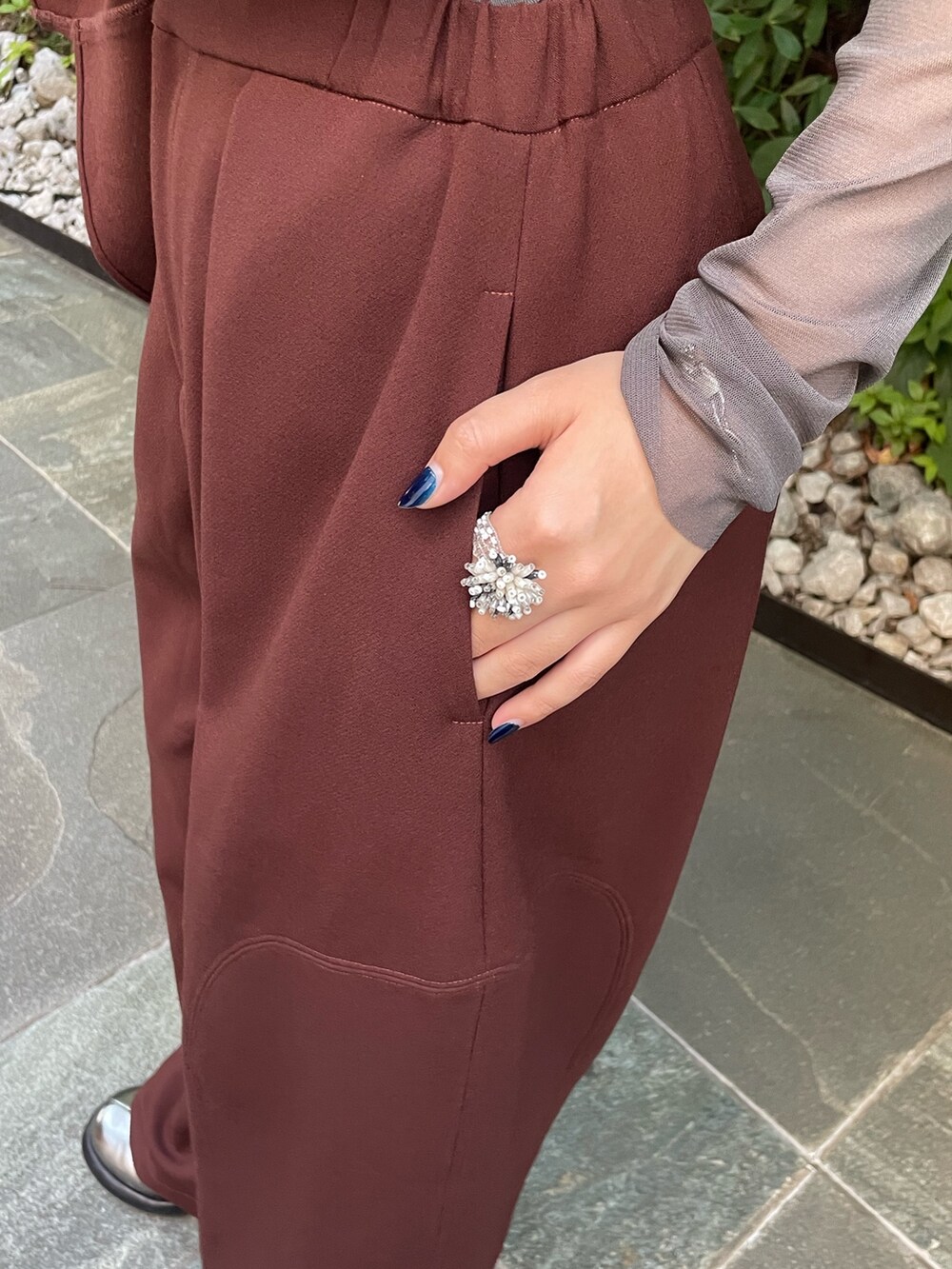 ブラウン系のTシャツ/カットソー、ブラウン系のその他パンツ、グレー系のローファーを着用したレディースの夏コーディネートの6枚目の写真