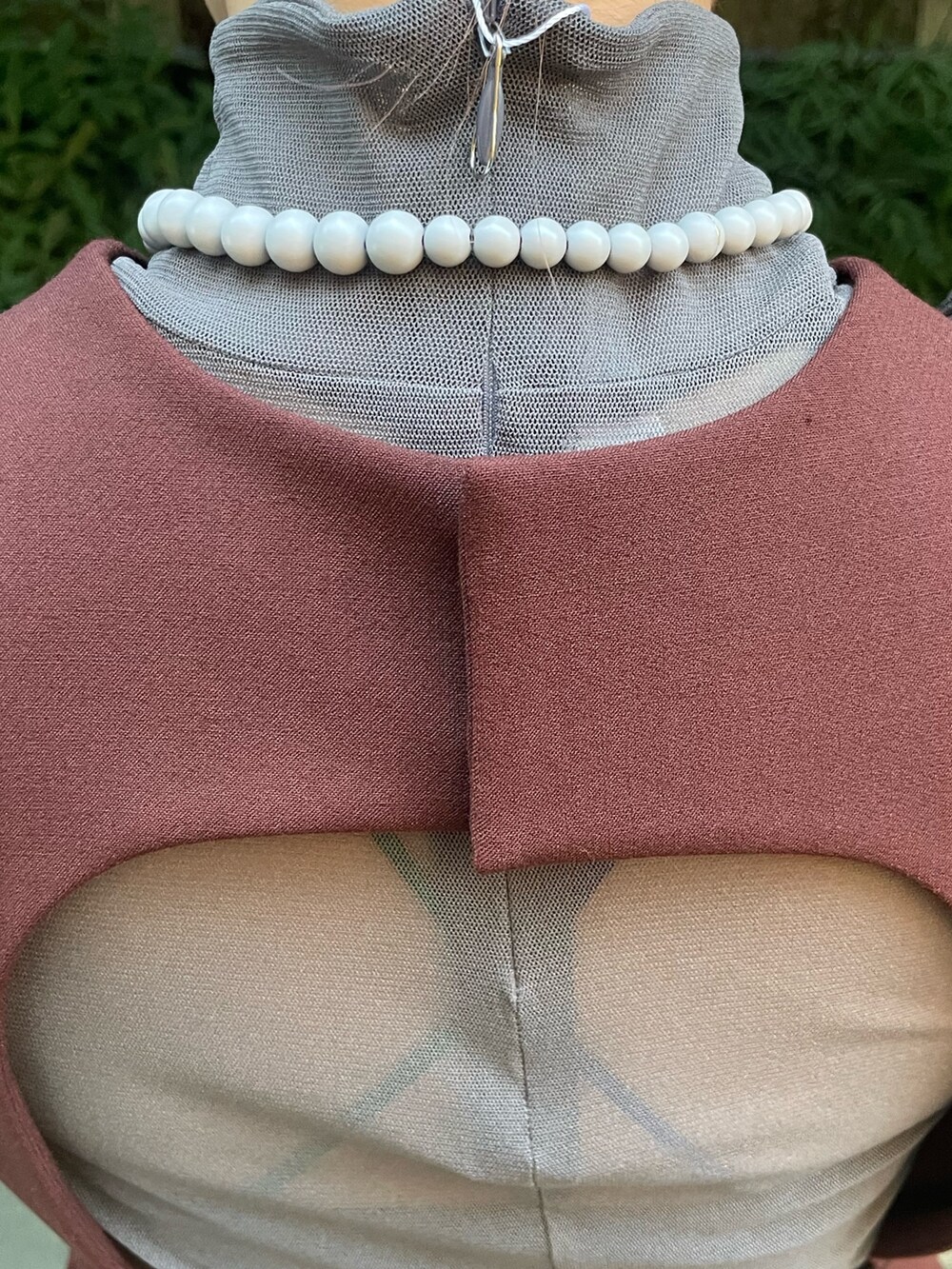 ブラウン系のTシャツ/カットソー、ブラウン系のその他パンツ、グレー系のローファーを着用したレディースの夏コーディネートの7枚目の写真