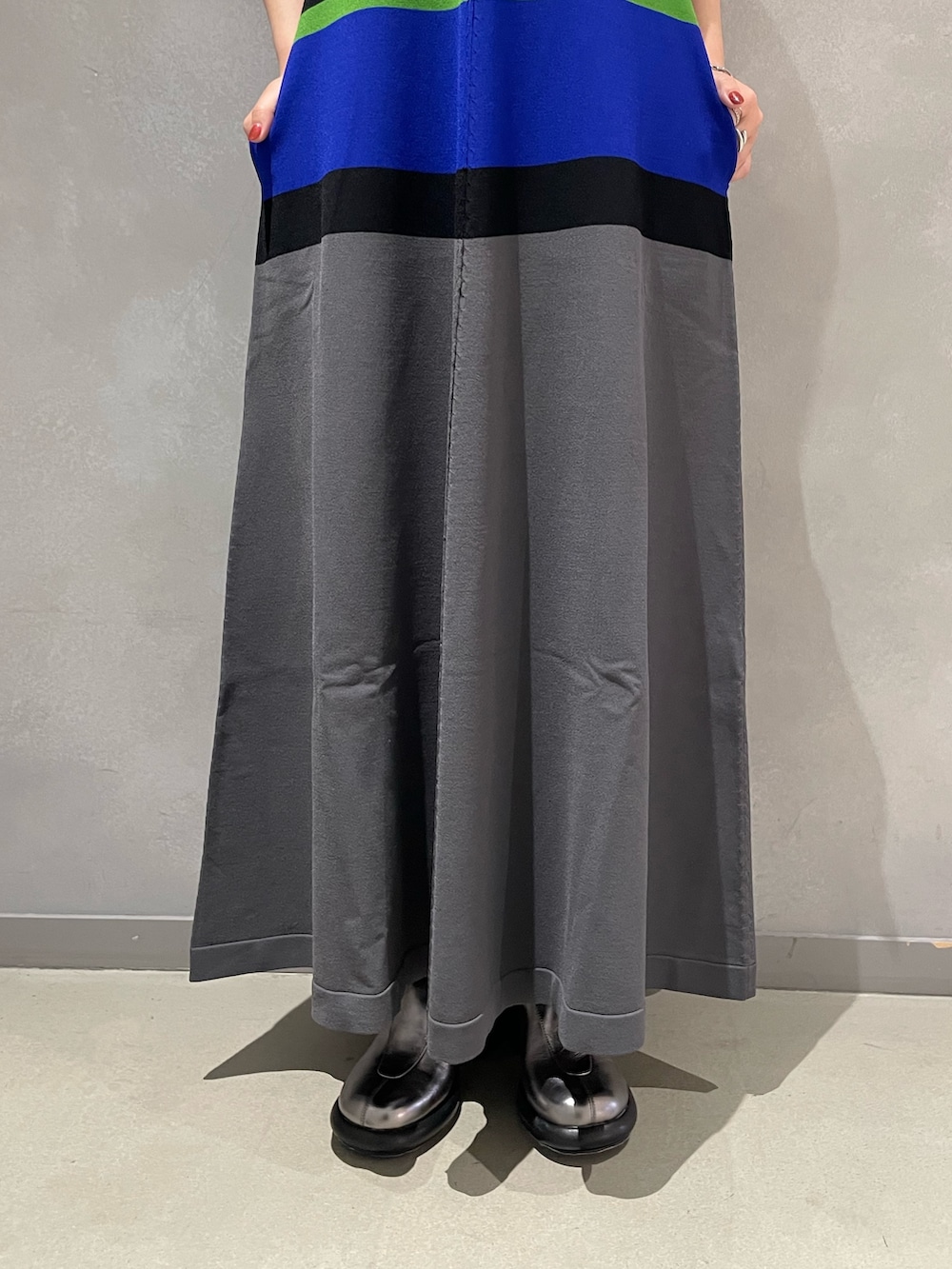 シルバー系のパンプス、グレー系のキャミソール、グレー系のワンピースを着用したレディースの夏コーディネートの7枚目の写真