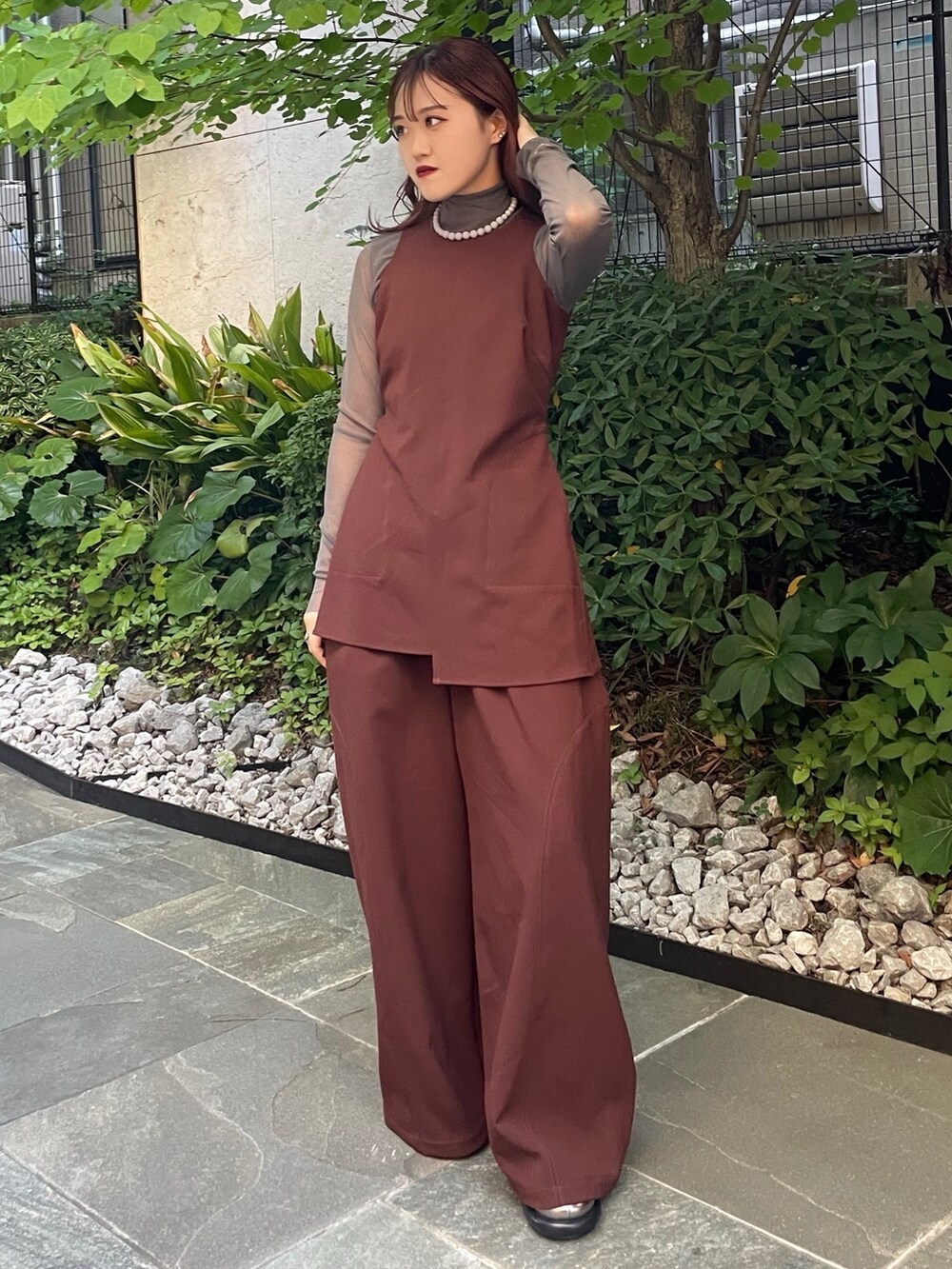 ブラウン系のTシャツ/カットソー、ブラウン系のその他パンツ、グレー系のローファーを着用したレディースの夏コーディネートの2枚目の写真