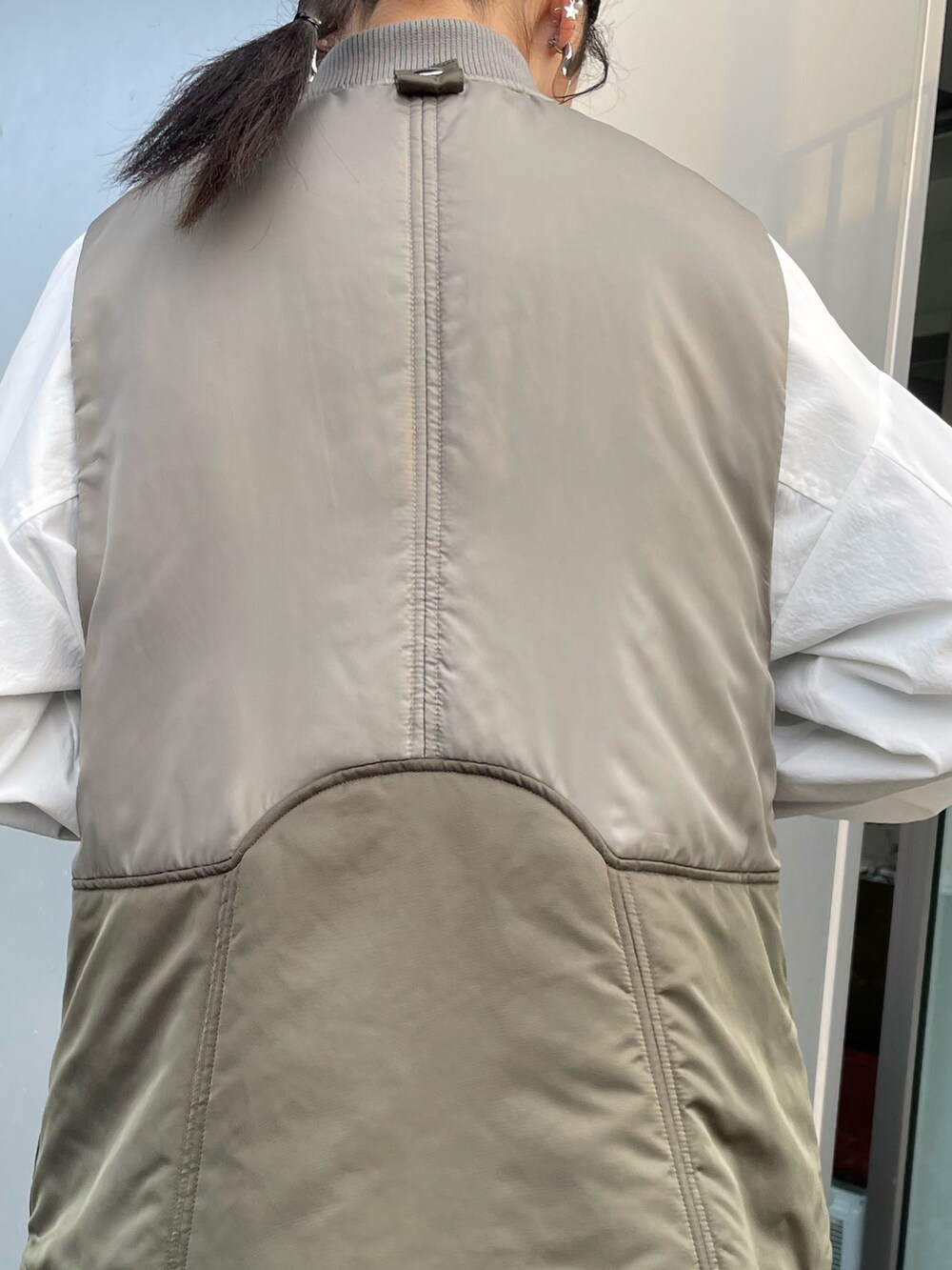 グリーン系のMA-1、ホワイト系のシャツ/ブラウス、シルバー系のブーツを着用したレディースの冬コーディネートの7枚目の写真