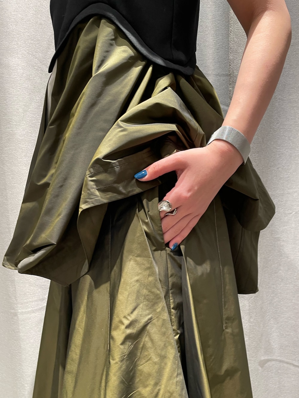 グリーン系のスカート、その他のタンクトップ、グリーン系のサンダルを着用したレディースの春コーディネートの6枚目の写真