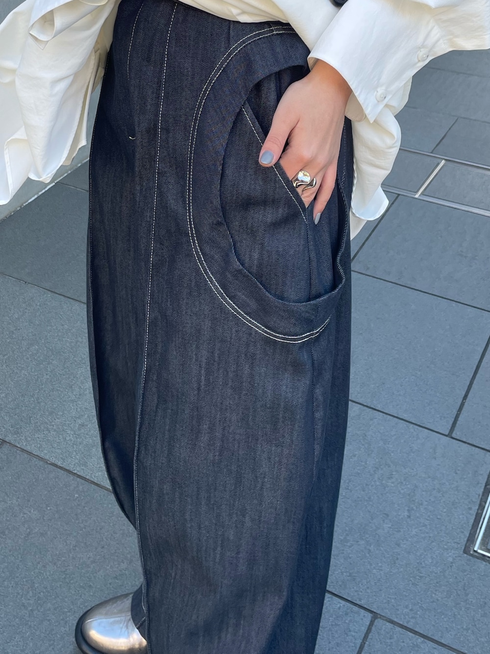 ブルー系のキャミソール、ブルー系のその他パンツ、ホワイト系のシャツ/ブラウスを着用したレディースの冬コーディネートの5枚目の写真