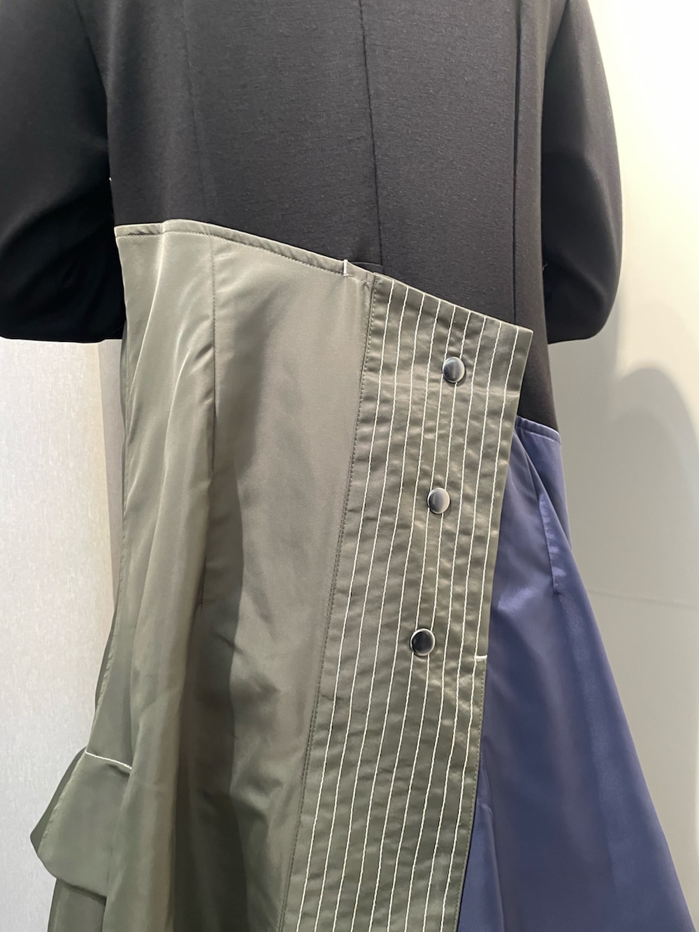 その他のワンピース、ブラック系のブーツ、シルバー系のネックレスを着用したレディースの秋コーディネートの6枚目の写真