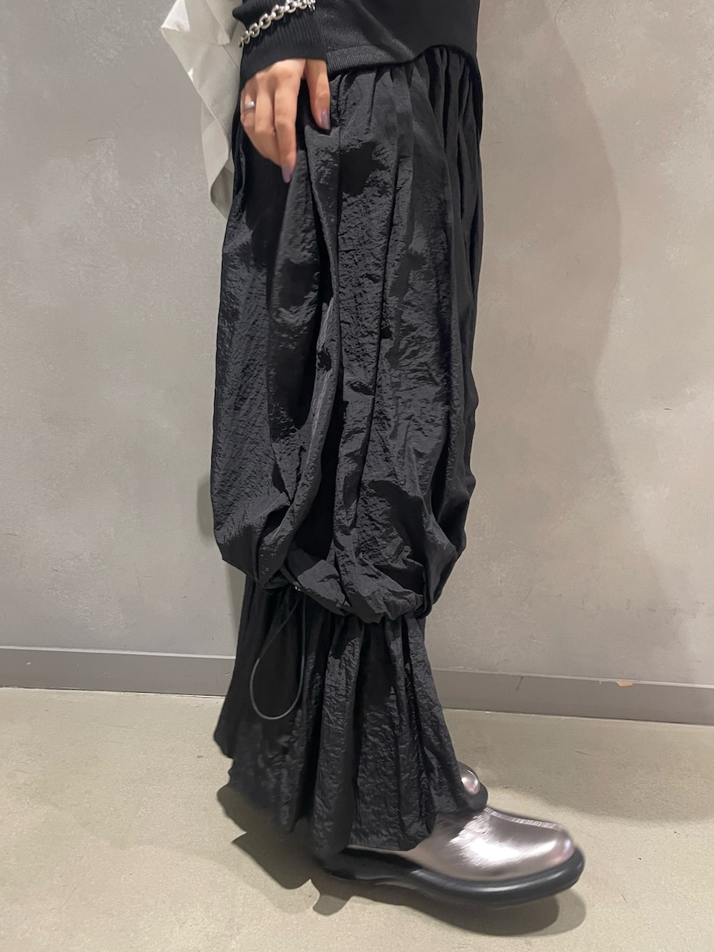 ブラック系のカーディガン/ボレロ、ホワイト系のシャツ/ブラウス、ブラック系のスカートを着用したレディースの春コーディネートの7枚目の写真