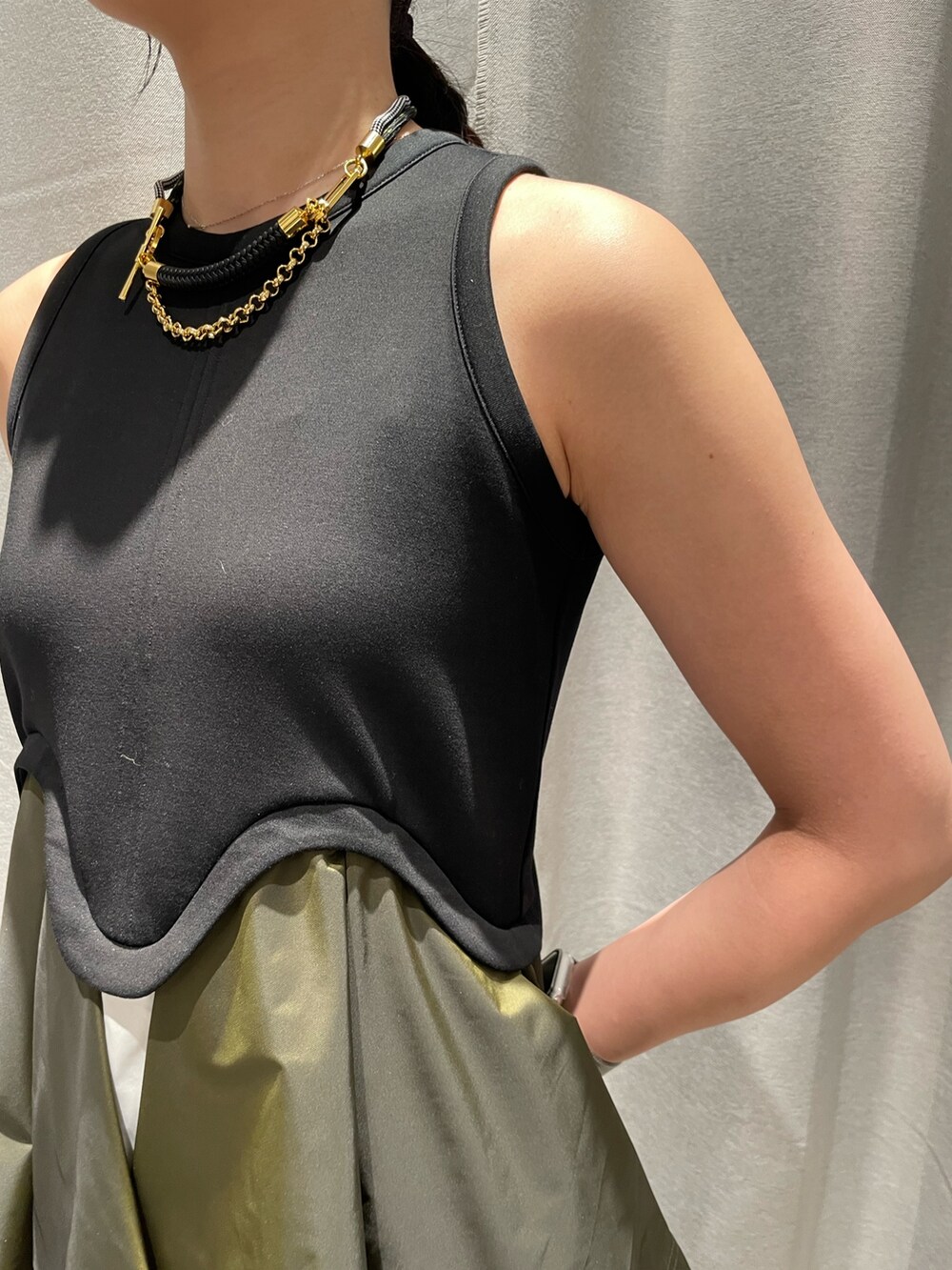 グリーン系のスカート、その他のタンクトップ、グリーン系のサンダルを着用したレディースの春コーディネートの5枚目の写真