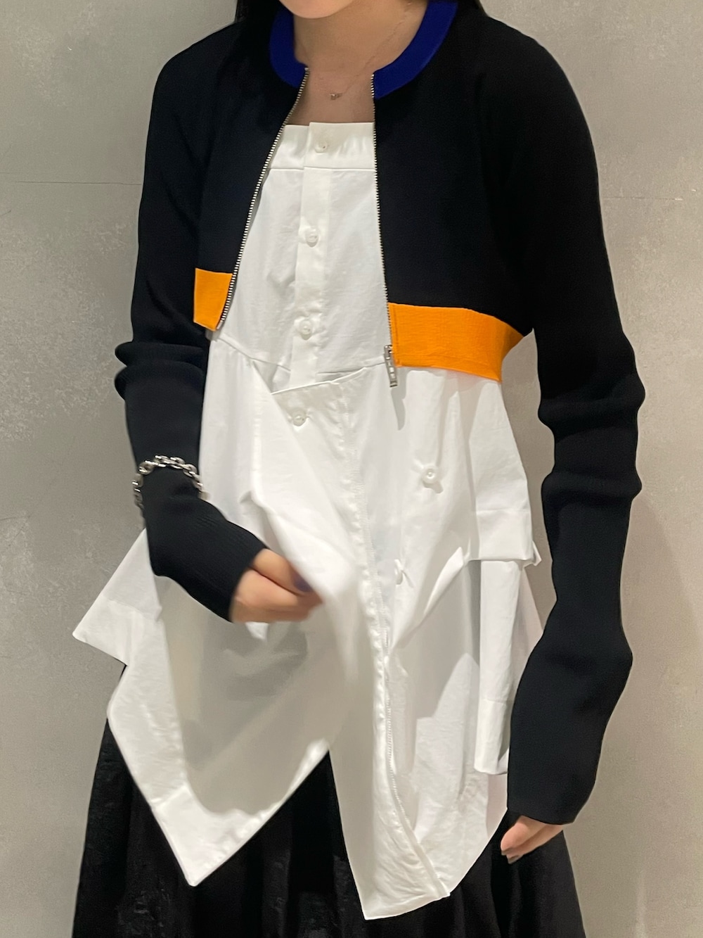 ブラック系のカーディガン/ボレロ、ホワイト系のシャツ/ブラウス、ブラック系のスカートを着用したレディースの春コーディネートの5枚目の写真