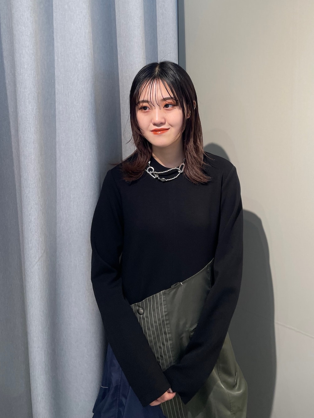 その他のワンピース、ブラック系のブーツ、シルバー系のネックレスを着用したレディースの秋コーディネートの3枚目の写真