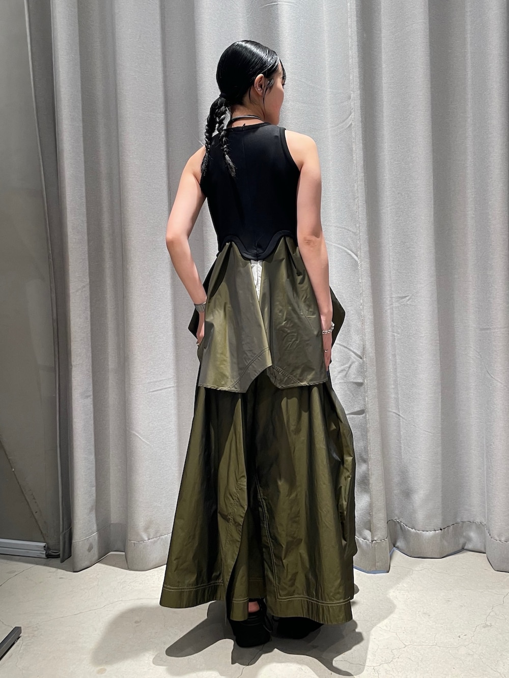 グリーン系のスカート、その他のタンクトップ、グリーン系のサンダルを着用したレディースの春コーディネートの2枚目の写真