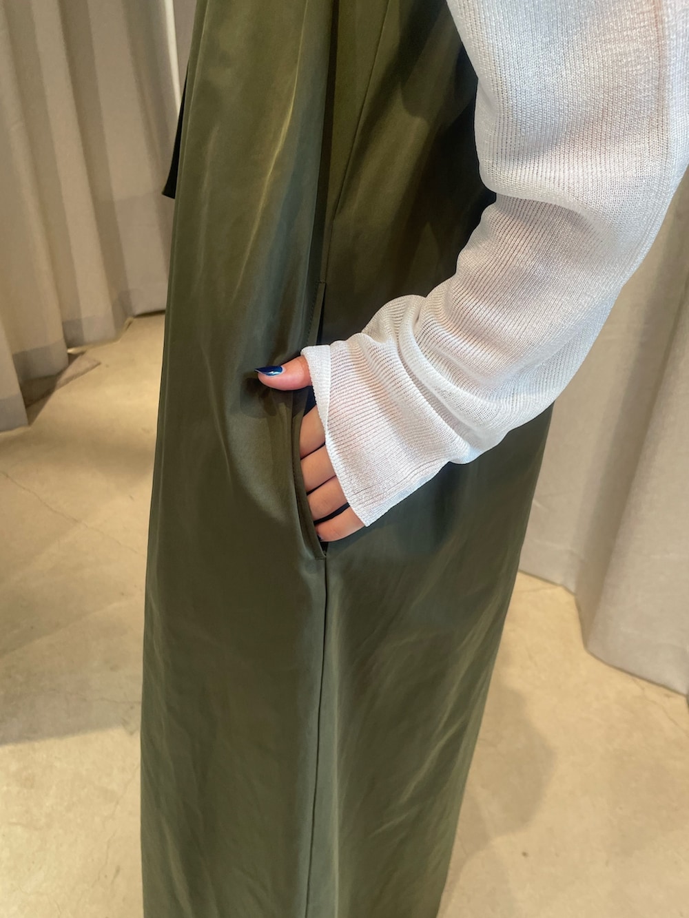 ベージュ系のつなぎ/オールインワン、ホワイト系のニット/セーター、ブラック系のブーツを着用したレディースの夏コーディネートの5枚目の写真