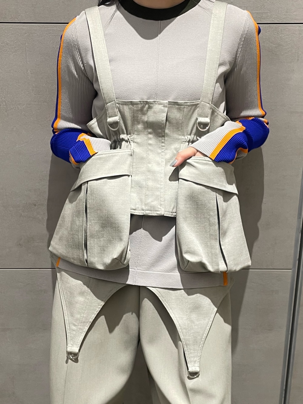 ベージュ系のその他パンツ、グリーン系のトートバッグ、ベージュ系のニット/セーターを着用したレディースの冬コーディネートの6枚目の写真