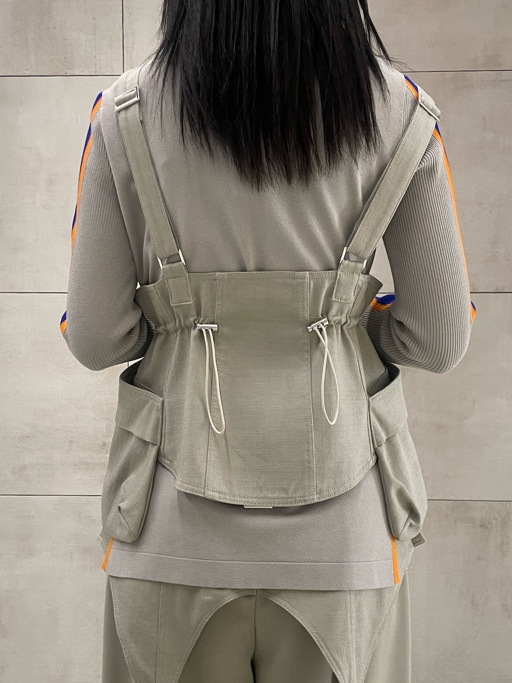 ベージュ系のその他パンツ、グリーン系のトートバッグ、ベージュ系のニット/セーターを着用したレディースの冬コーディネートの7枚目の写真