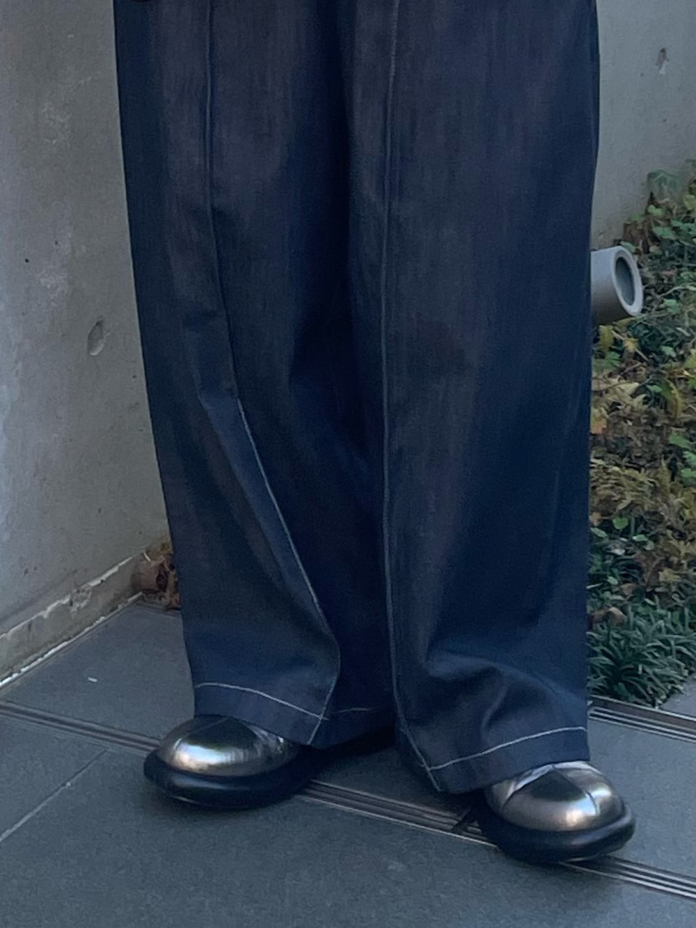 ブルー系のキャミソール、ブルー系のその他パンツ、ホワイト系のシャツ/ブラウスを着用したレディースの冬コーディネートの6枚目の写真