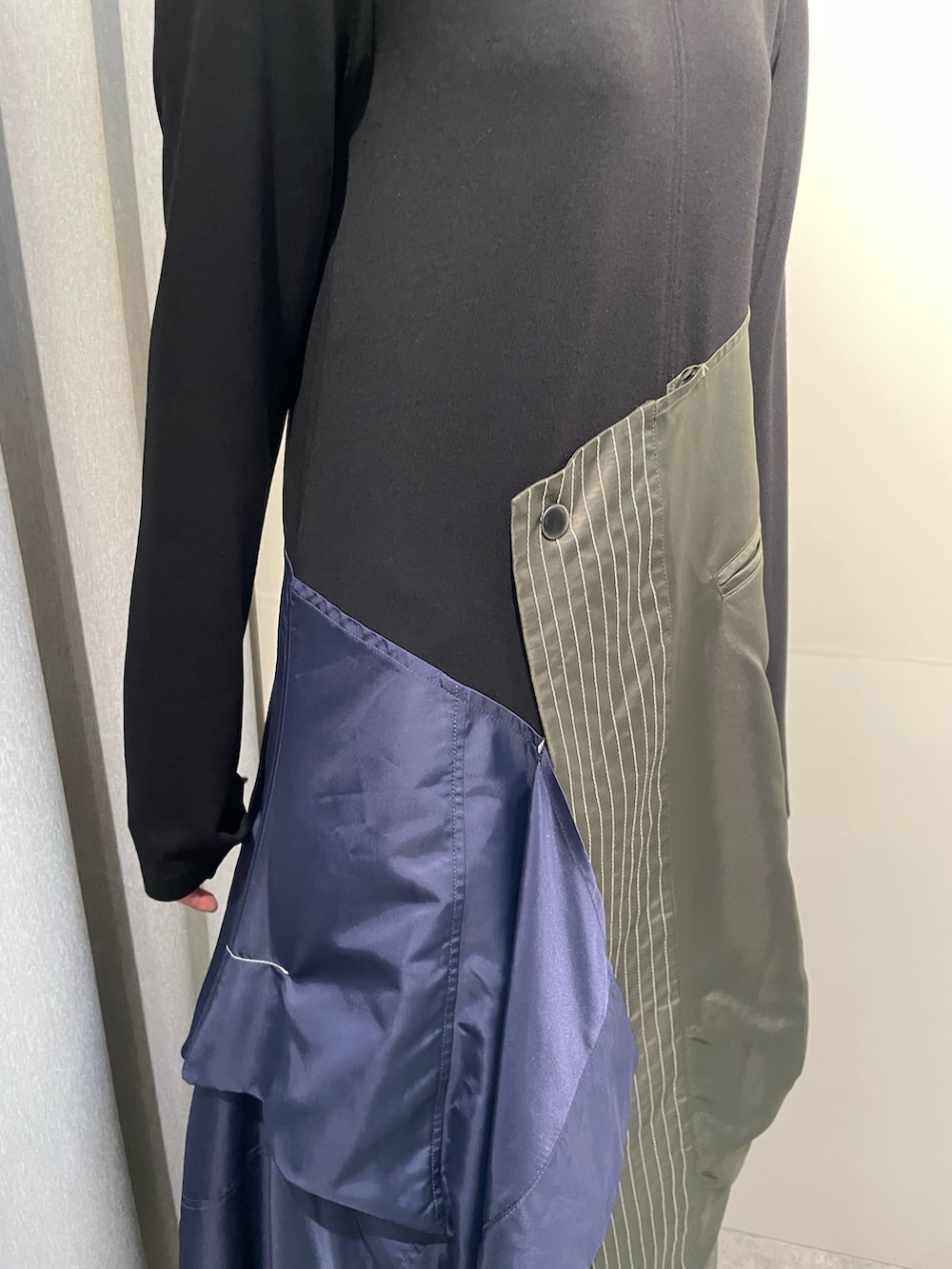 その他のワンピース、ブラック系のブーツ、シルバー系のネックレスを着用したレディースの秋コーディネートの4枚目の写真