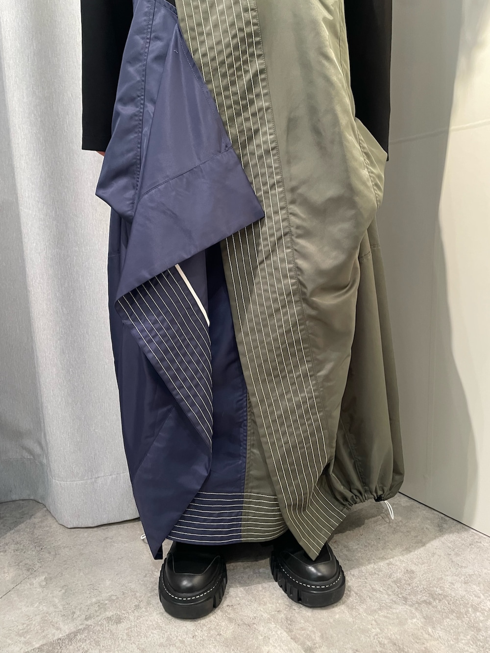 その他のワンピース、ブラック系のブーツ、シルバー系のネックレスを着用したレディースの秋コーディネートの9枚目の写真