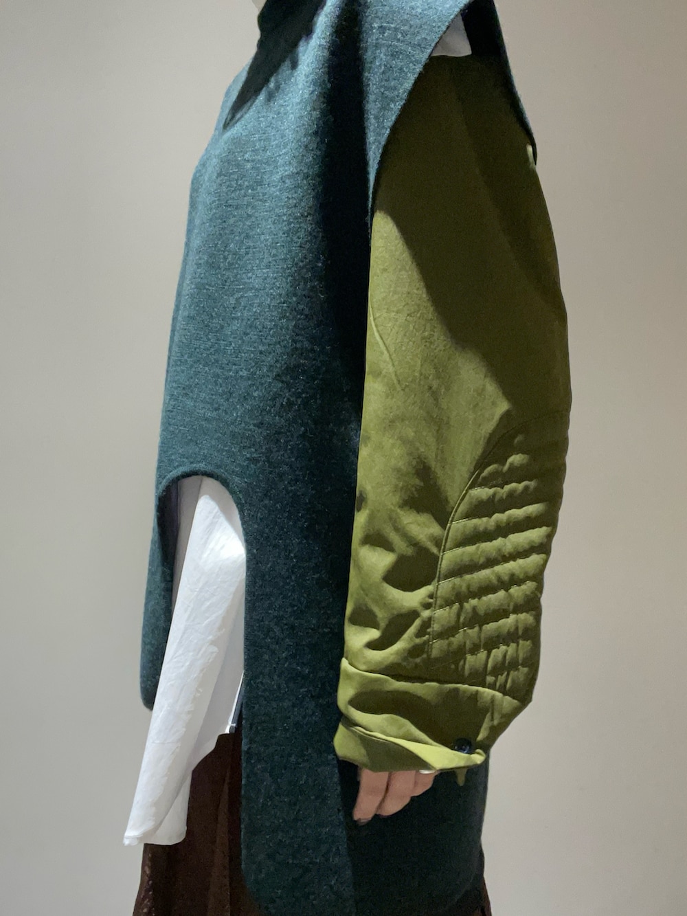 グリーン系のニット/セーター、その他のシャツ/ブラウス、ブラック系のハンドバッグを着用したレディースの秋コーディネートの5枚目の写真