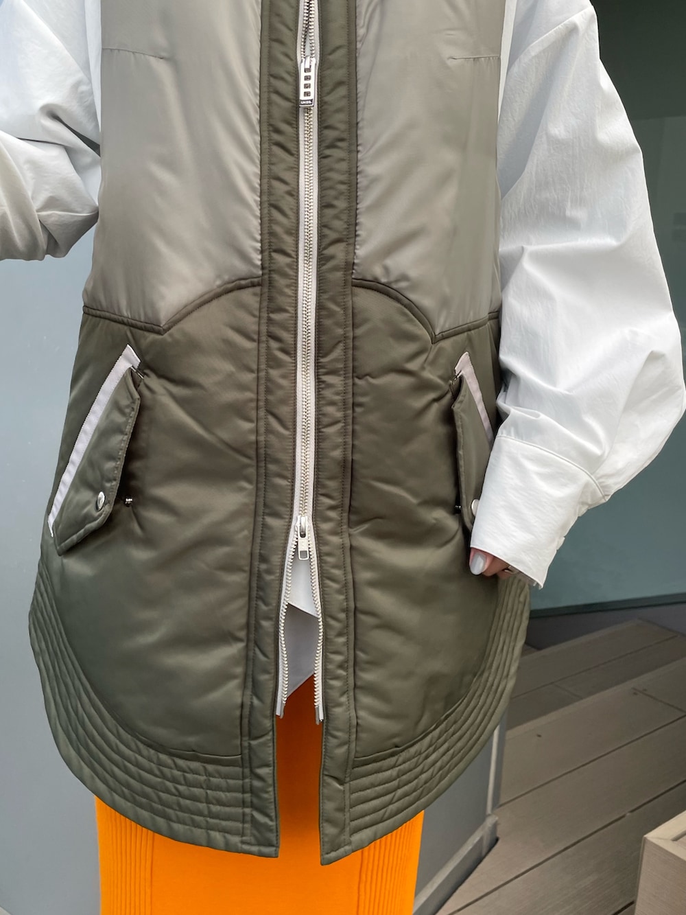 グリーン系のMA-1、ホワイト系のシャツ/ブラウス、シルバー系のブーツを着用したレディースの冬コーディネートの9枚目の写真