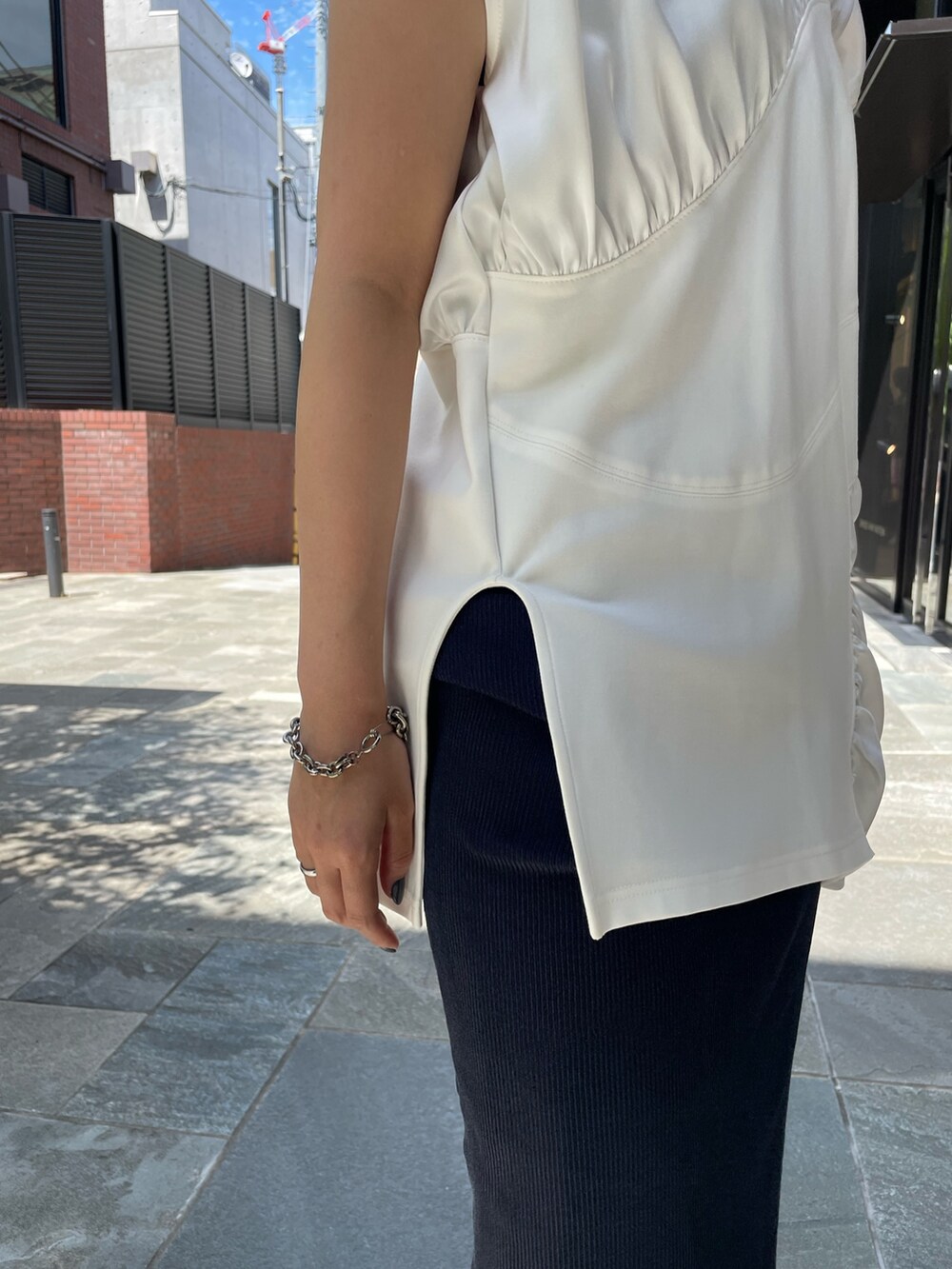 ホワイト系のTシャツ/カットソー、ブルー系のスカート、ブラック系のサンダルを着用したレディースの夏コーディネートの6枚目の写真