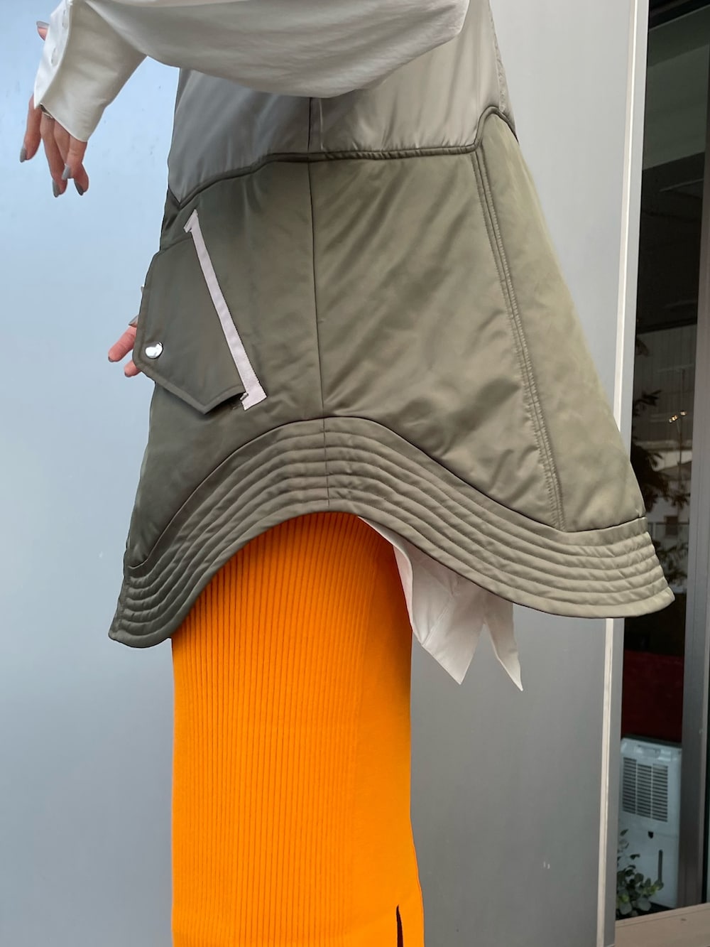 グリーン系のMA-1、ホワイト系のシャツ/ブラウス、シルバー系のブーツを着用したレディースの冬コーディネートの8枚目の写真