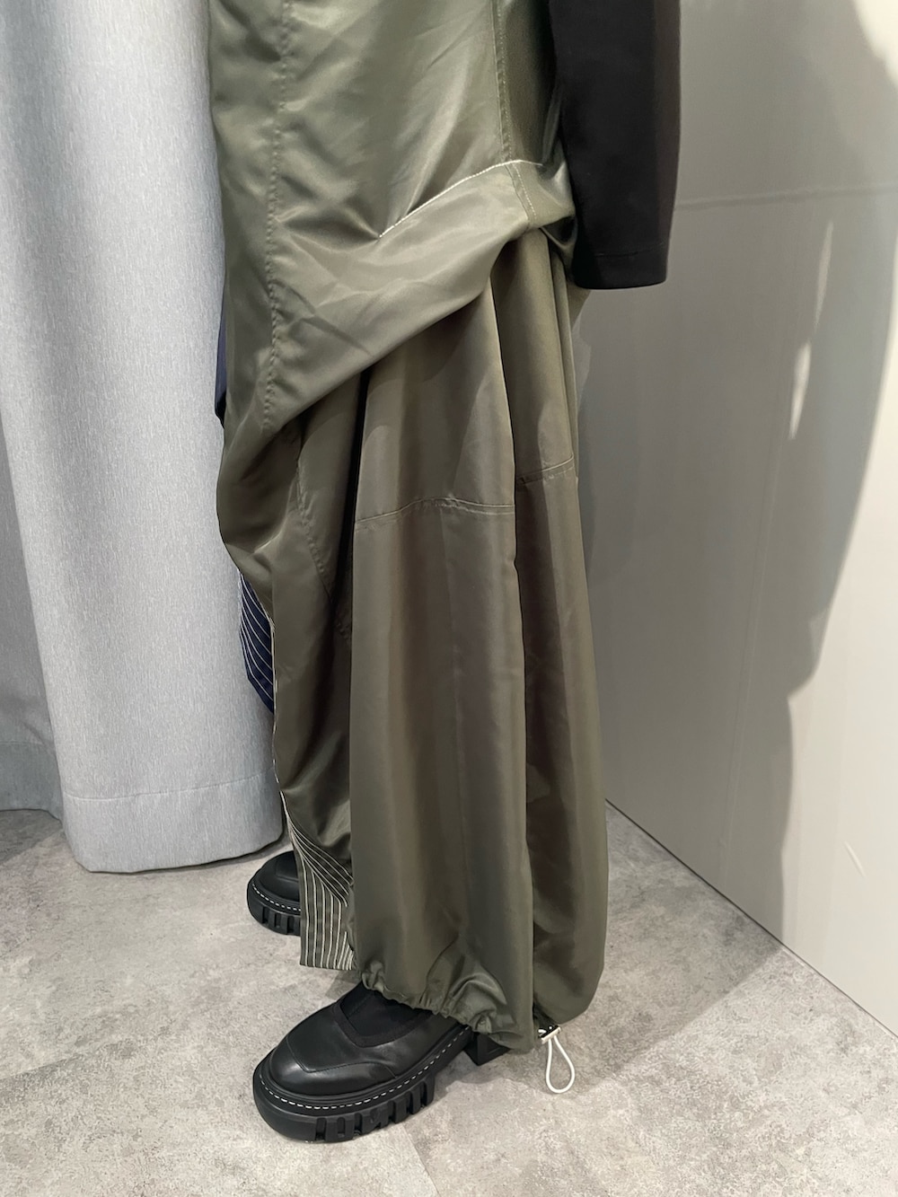 その他のワンピース、ブラック系のブーツ、シルバー系のネックレスを着用したレディースの秋コーディネートの7枚目の写真