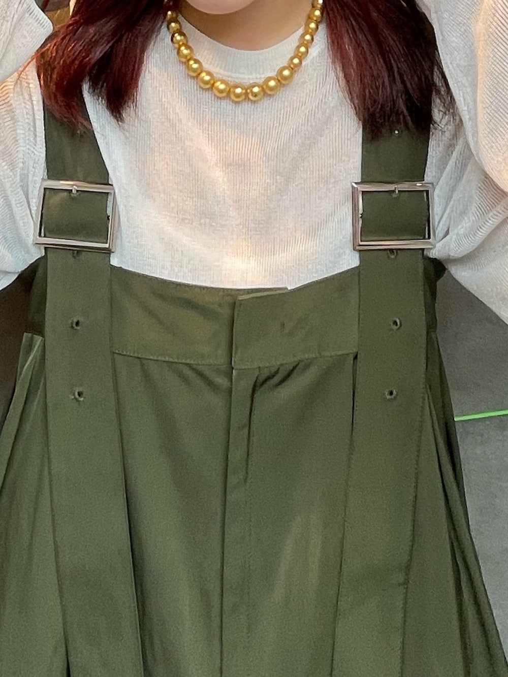 ベージュ系のつなぎ/オールインワン、ホワイト系のニット/セーター、ブラック系のブーツを着用したレディースの夏コーディネートの6枚目の写真