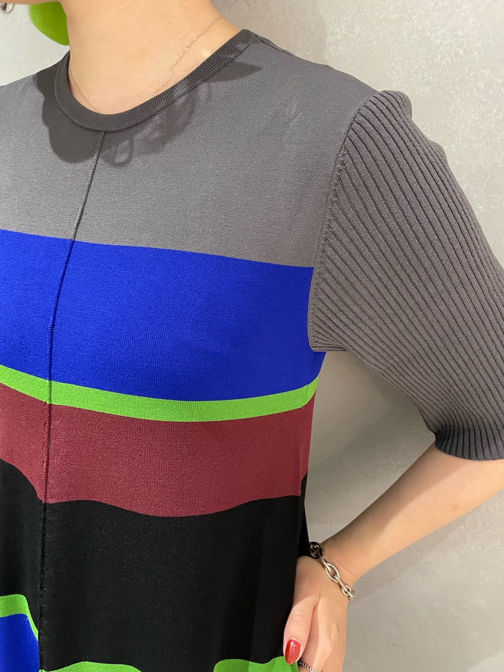 シルバー系のパンプス、グレー系のキャミソール、グレー系のワンピースを着用したレディースの夏コーディネートの5枚目の写真