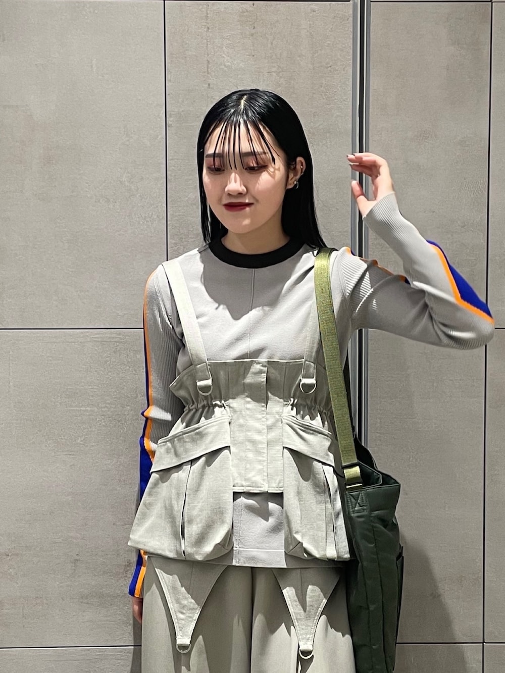 ベージュ系のその他パンツ、グリーン系のトートバッグ、ベージュ系のニット/セーターを着用したレディースの冬コーディネートの5枚目の写真