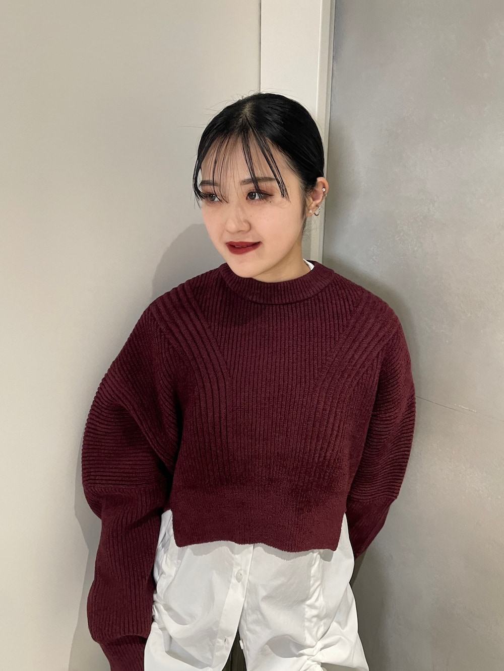 ブラウン系のニット/セーター、ホワイト系のシャツ/ブラウス、グリーン系のスカートを着用したレディースの冬コーディネートの4枚目の写真