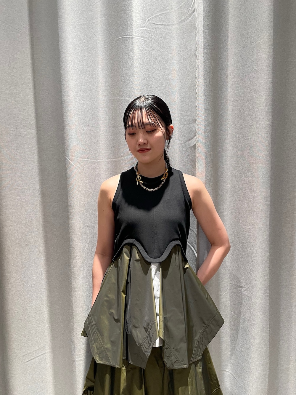 グリーン系のスカート、その他のタンクトップ、グリーン系のサンダルを着用したレディースの春コーディネートの3枚目の写真