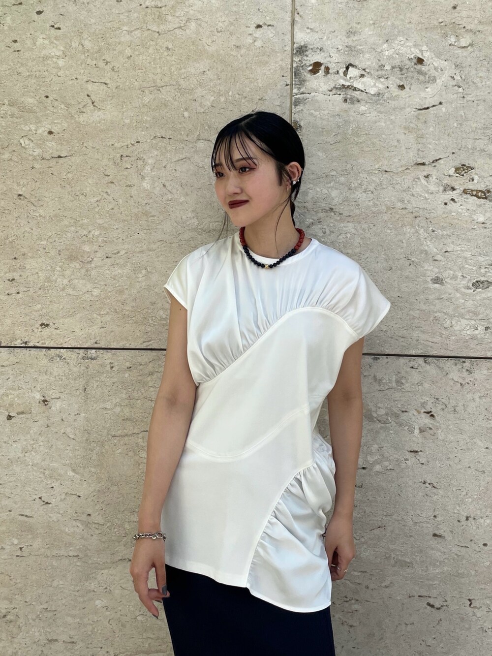 ホワイト系のTシャツ/カットソー、ブルー系のスカート、ブラック系のサンダルを着用したレディースの夏コーディネートの3枚目の写真