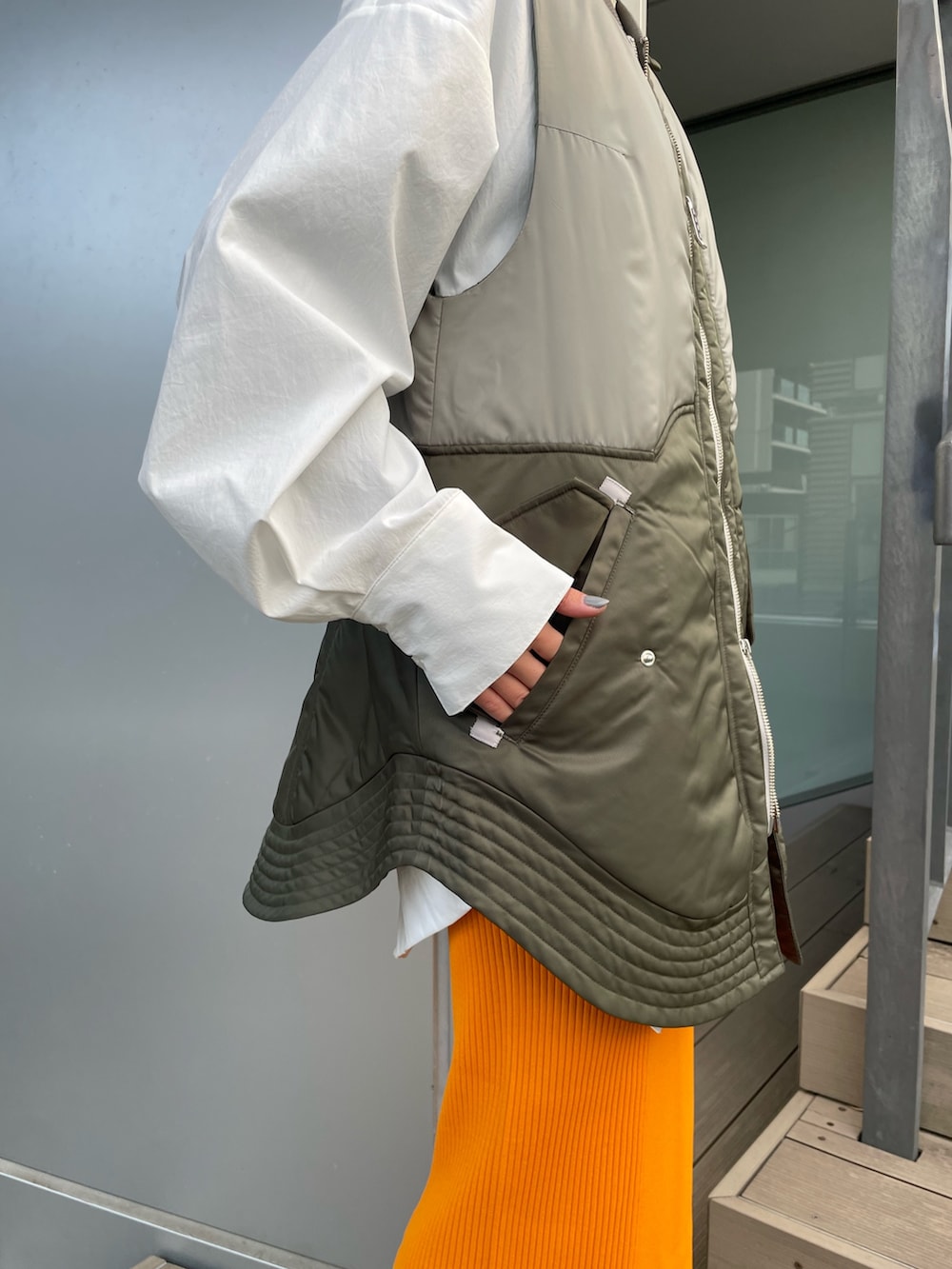 グリーン系のMA-1、ホワイト系のシャツ/ブラウス、シルバー系のブーツを着用したレディースの冬コーディネートの6枚目の写真