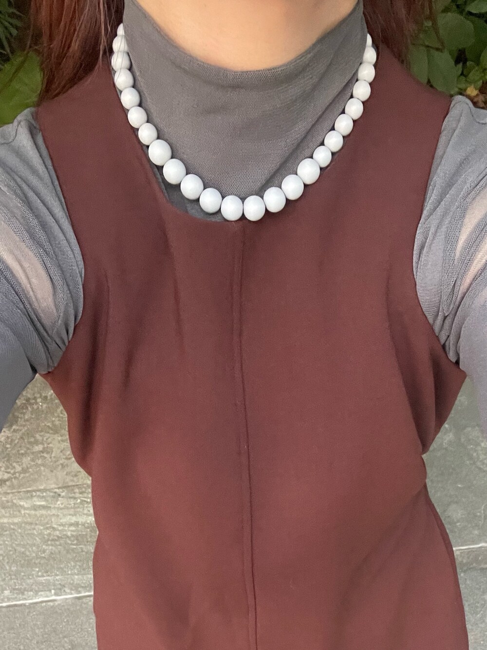 ブラウン系のTシャツ/カットソー、ブラウン系のその他パンツ、グレー系のローファーを着用したレディースの夏コーディネートの8枚目の写真