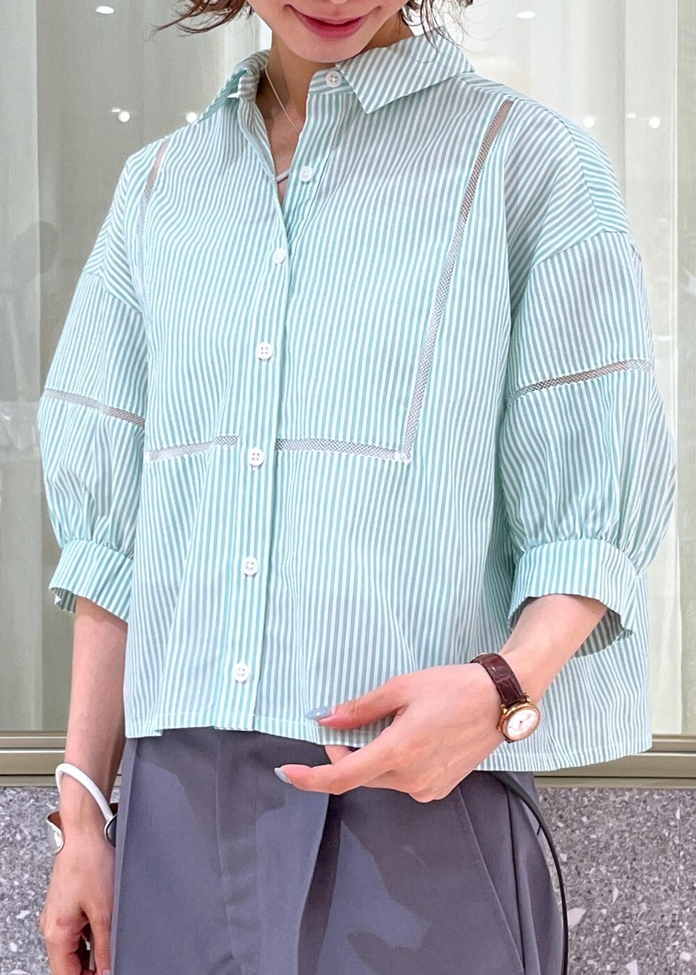 ベージュ系のサンダル、シルバー系のキャミソール、グレー系のその他パンツを着用したレディースの夏コーディネートの6枚目の写真