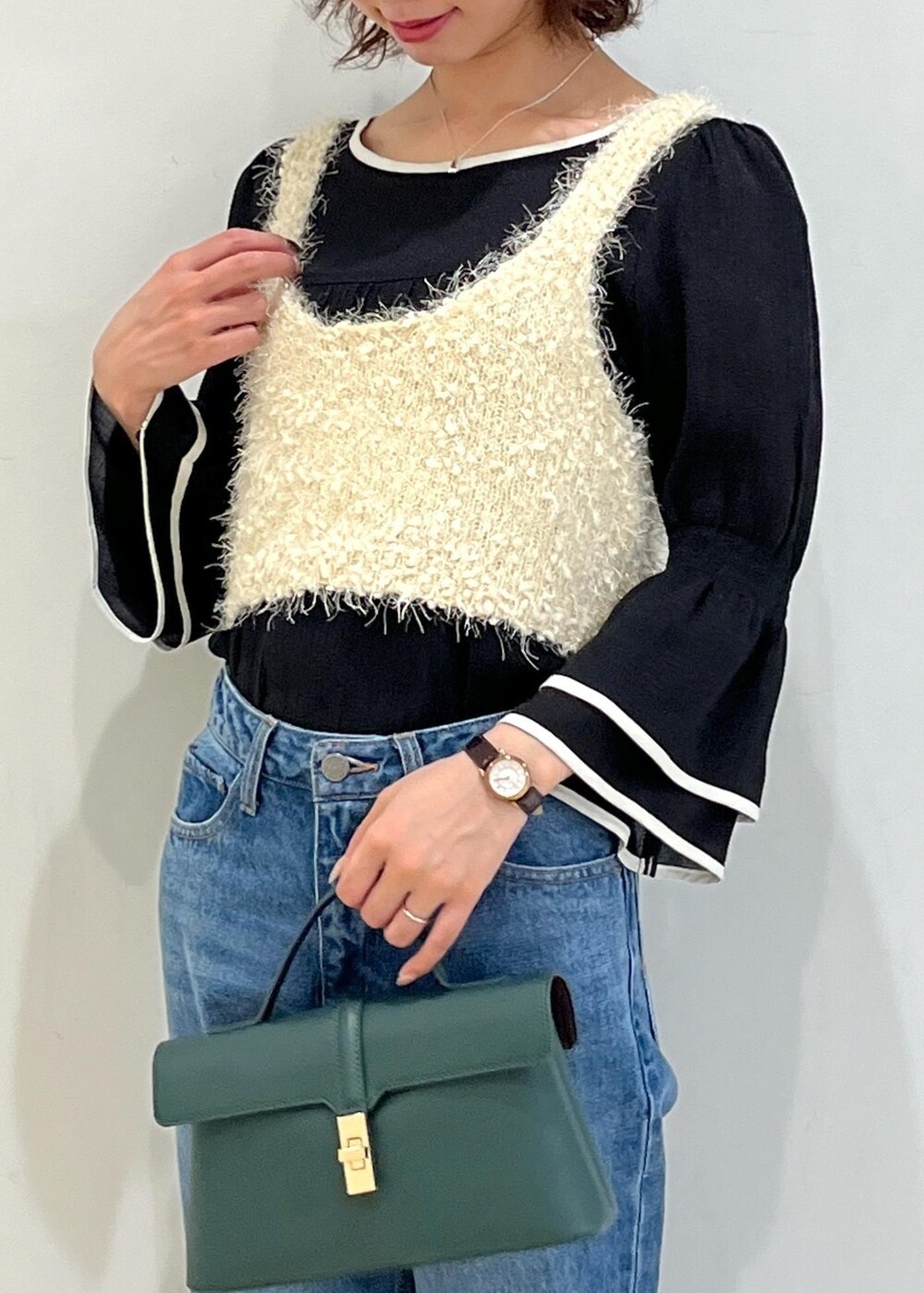 グリーン系のショルダーバッグ、その他のサンダル、ブルー系のデニムパンツを着用したレディースの秋コーディネートの4枚目の写真