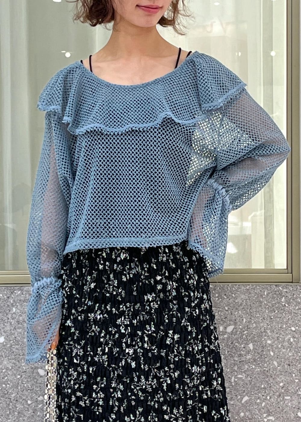 シルバー系のパンプス、ブラック系のスカート、ブラック系のキャミソールを着用したレディースの春コーディネートの4枚目の写真