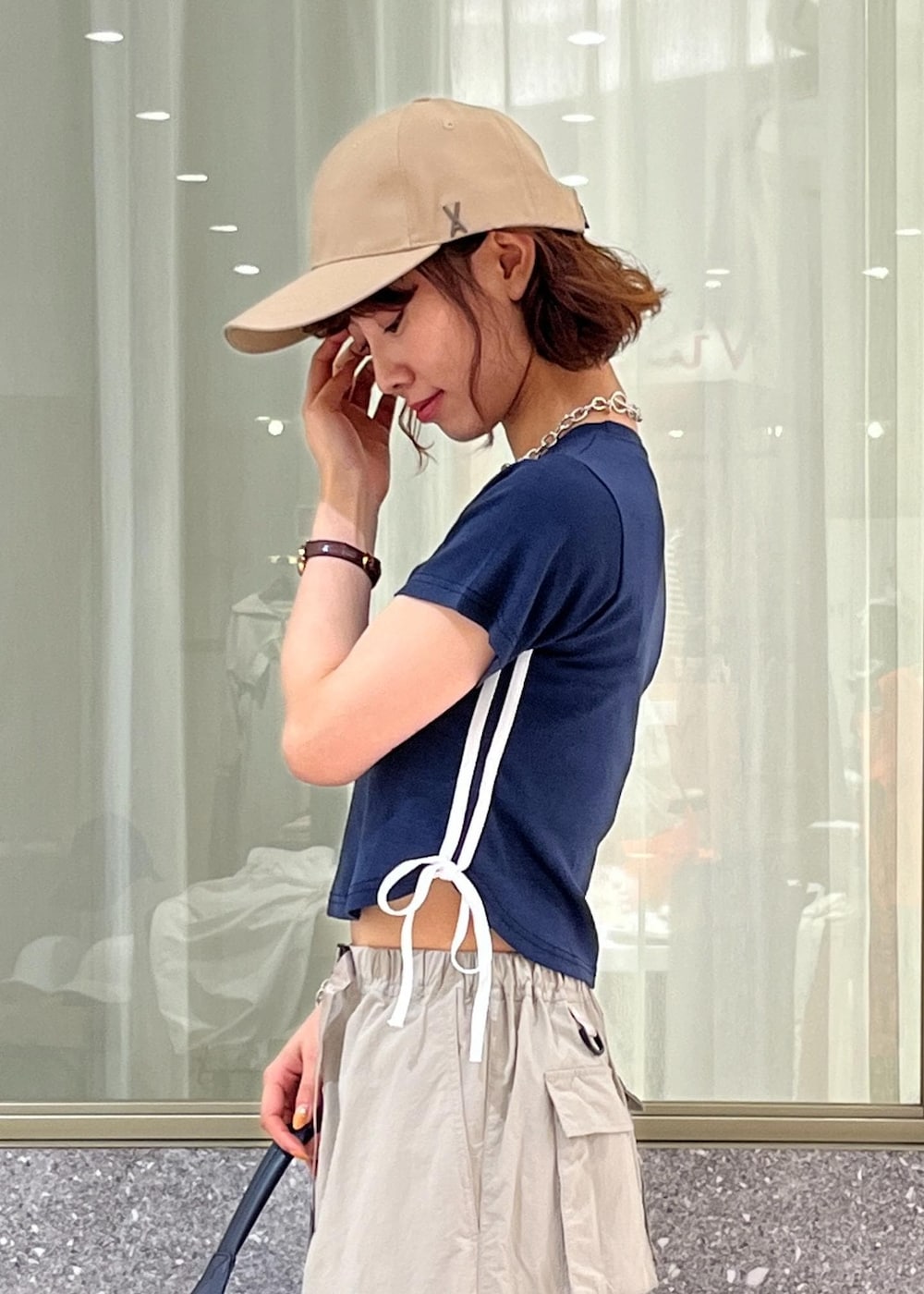 「リボン、別注アイテム、グラミチ、カーゴスカート、サンダル、スニーカーサンダル、ショルダーバッグ、シルバーアクセサリー、24SS春の新作、大人カジュアル、キャップ、Tシャツ、スカート、VIS、骨格ウェーブ」｜「Juzeの厚底スニーカーサンダル（サンダル、ブラック系）」を使った、makoさん（レディース・157cm）の春コーディネートの5枚目の写真