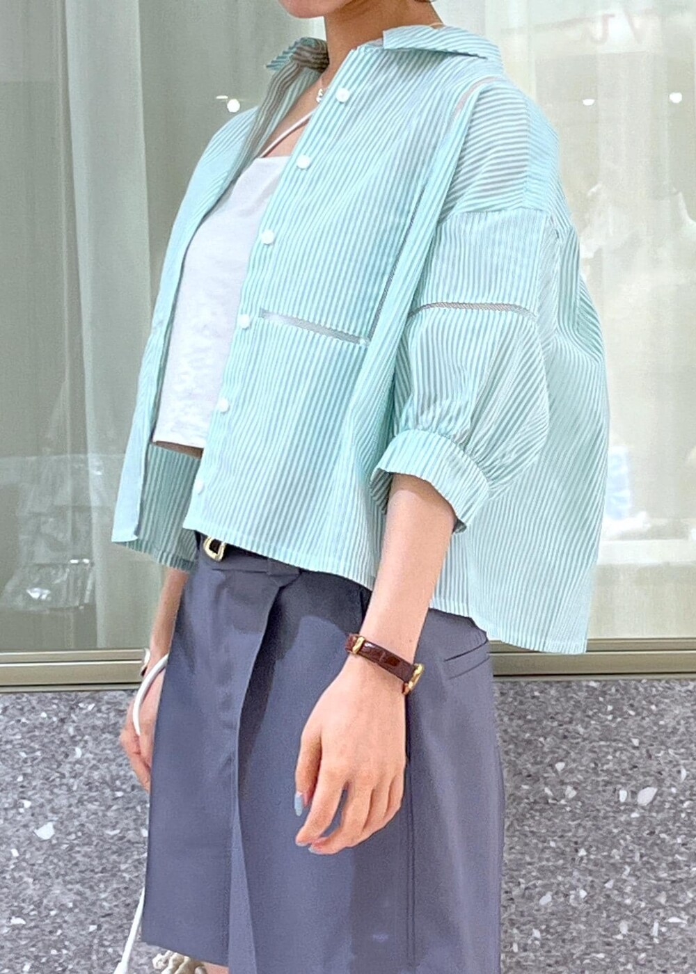 ベージュ系のサンダル、シルバー系のキャミソール、グレー系のその他パンツを着用したレディースの夏コーディネートの5枚目の写真