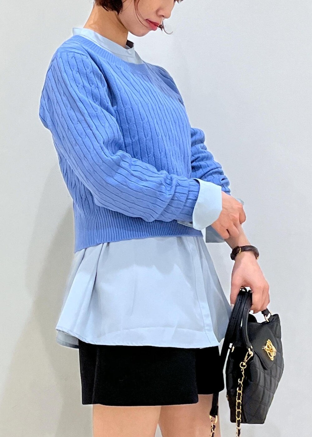 ブラック系のブーツ、ブルー系のシャツ/ブラウス、ブルー系のニット/セーターを着用したレディースの冬コーディネートの8枚目の写真