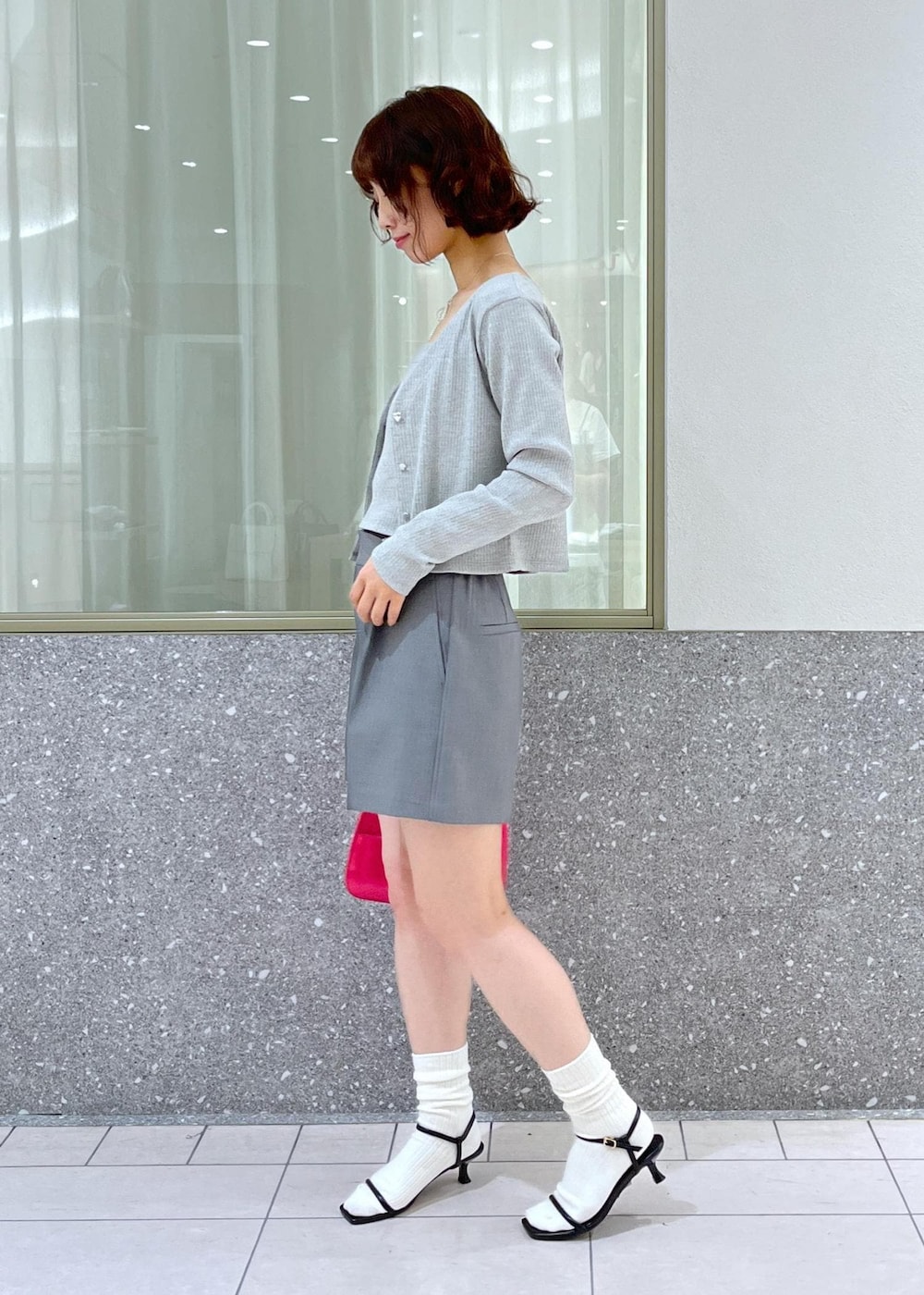 ブラック系のサンダル、ピンク系のハンドバッグ、グレー系のその他パンツを着用したレディースの春コーディネートの2枚目の写真