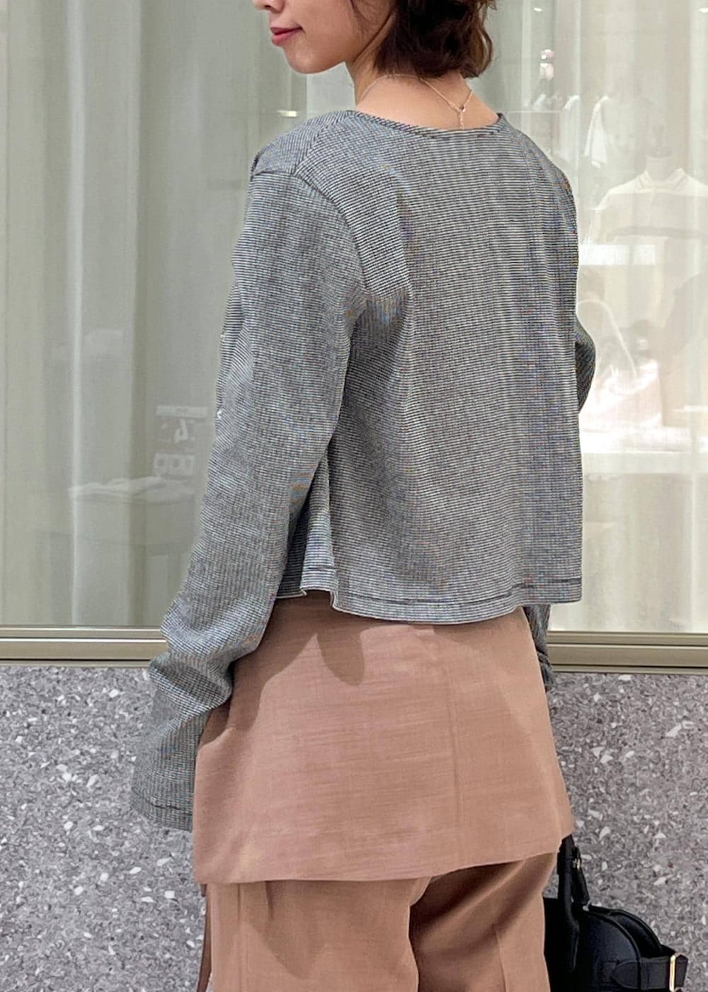 ブラック系のサンダル、ブラウン系のスラックス、ブラック系のトートバッグを着用したレディースの夏コーディネートの7枚目の写真