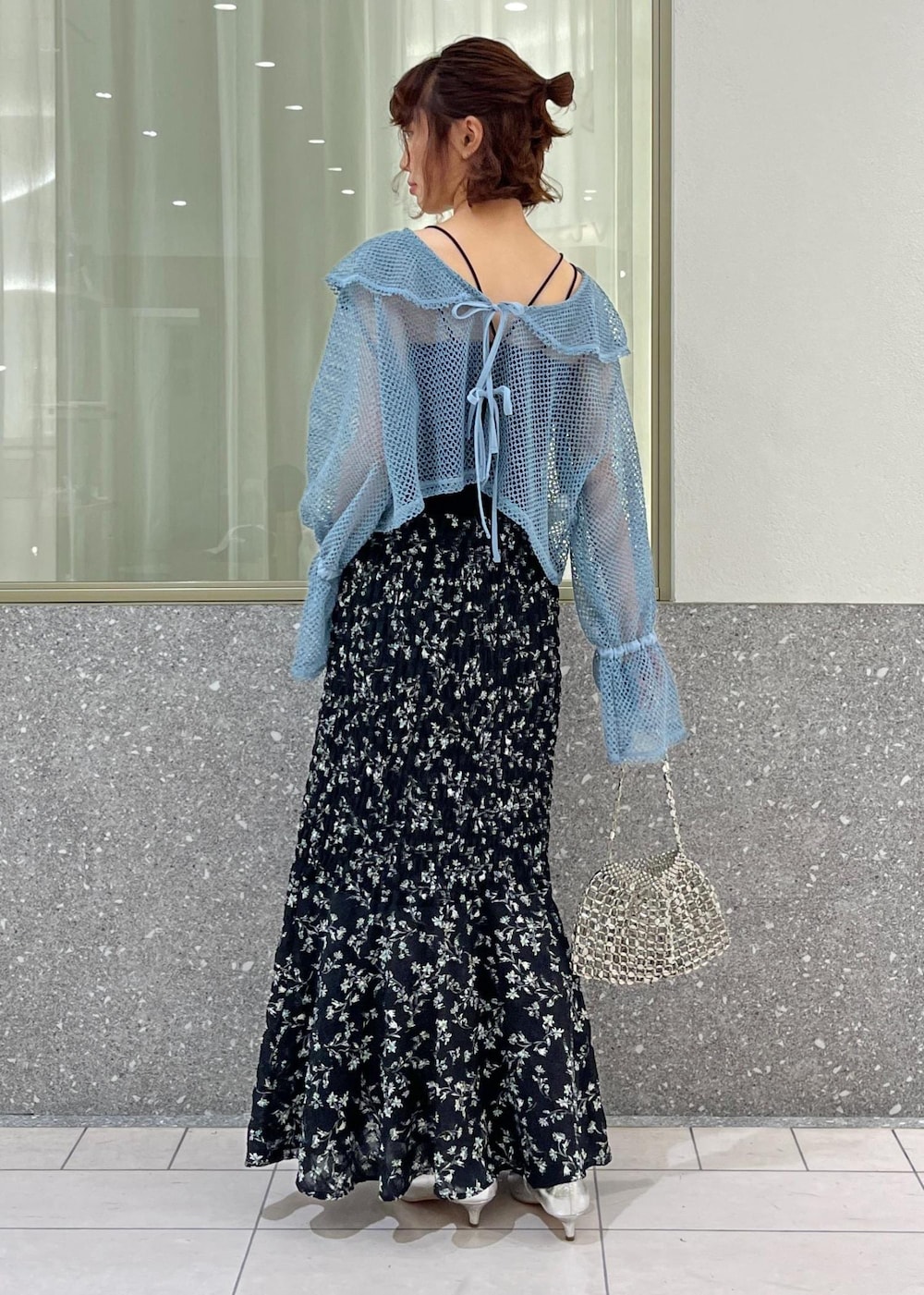 シルバー系のパンプス、ブラック系のスカート、ブラック系のキャミソールを着用したレディースの春コーディネートの3枚目の写真
