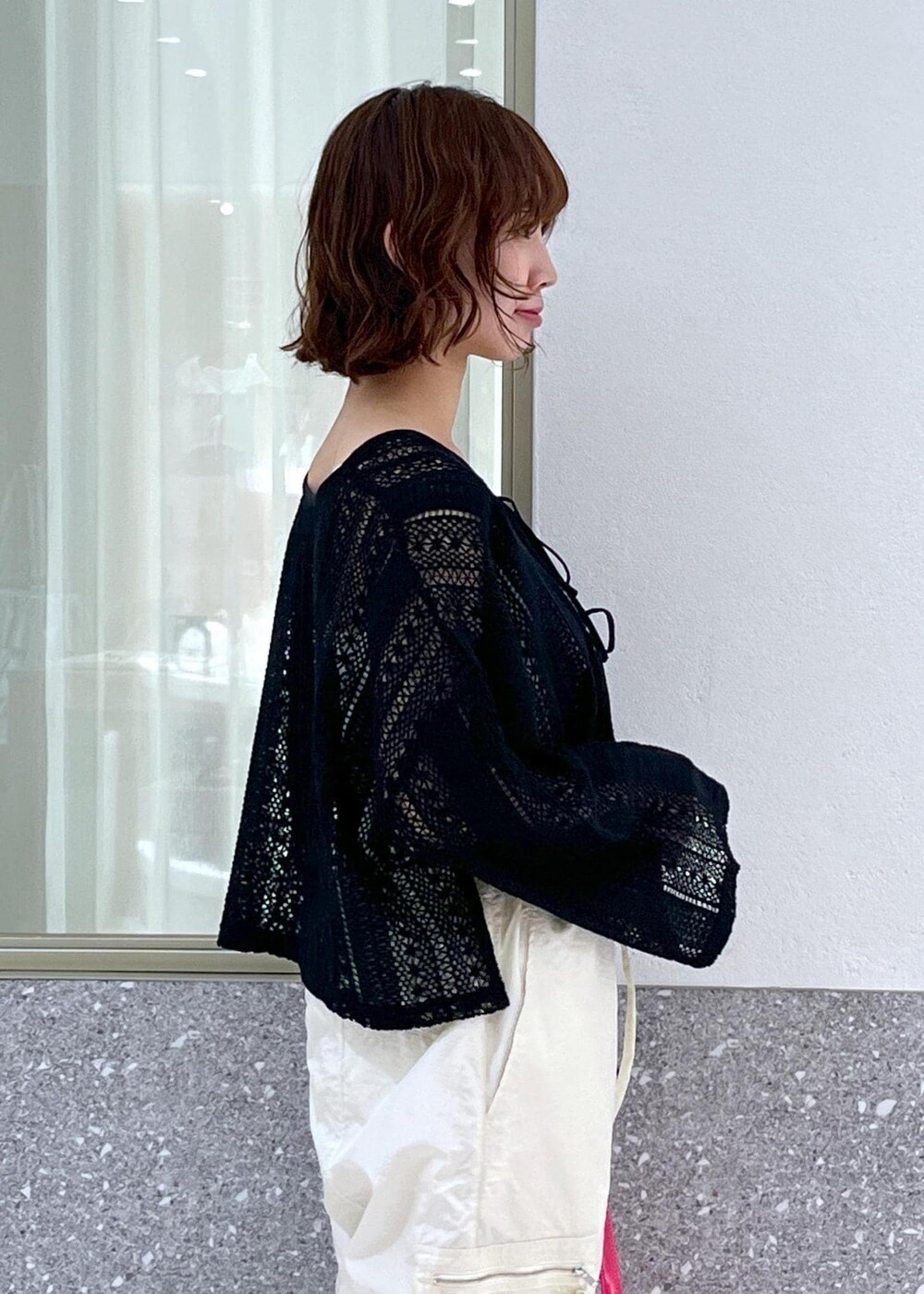 ブラック系のサンダル、ピンク系のハンドバッグ、ブラック系のカーディガン/ボレロを着用したレディースの夏コーディネートの4枚目の写真