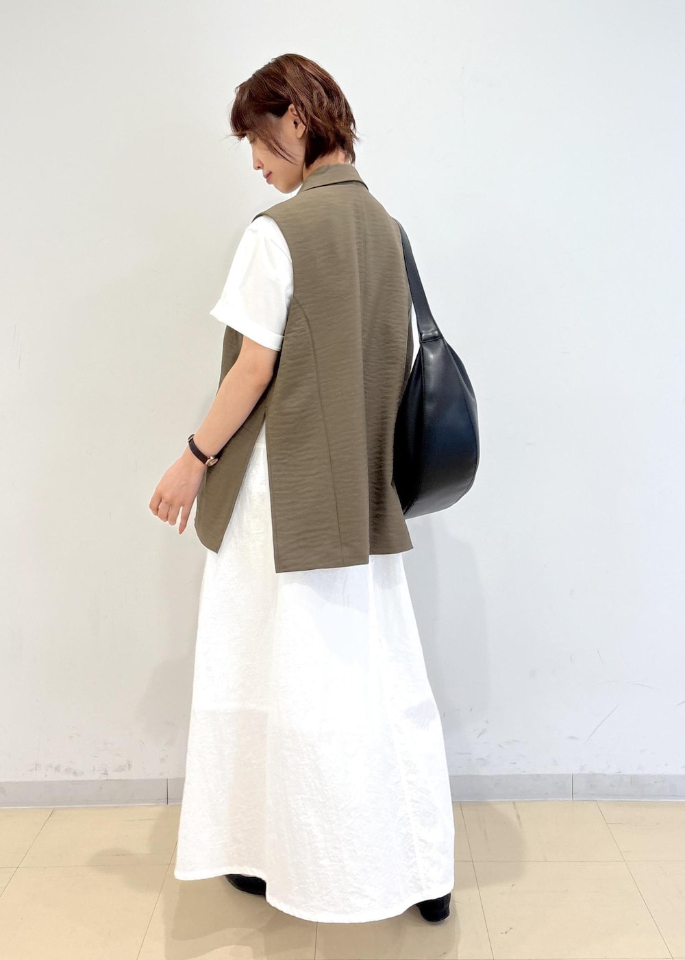 ブラック系のショルダーバッグ、ブラック系のバレエシューズ、ホワイト系のTシャツ/カットソーを着用したレディースの春コーディネートの4枚目の写真