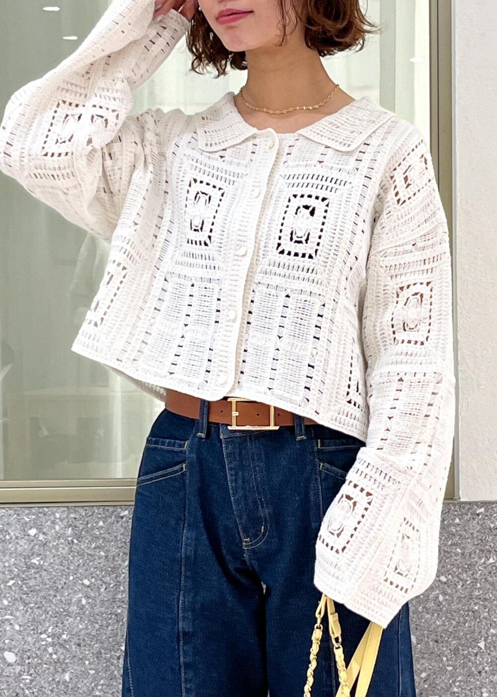 ホワイト系のローファー、ブラック系のキャミソール、ホワイト系のカーディガン/ボレロを着用したレディースの春コーディネートの4枚目の写真